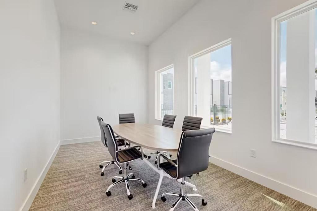 5BR Townhome, Private Pool, Clubhouse Near Disney