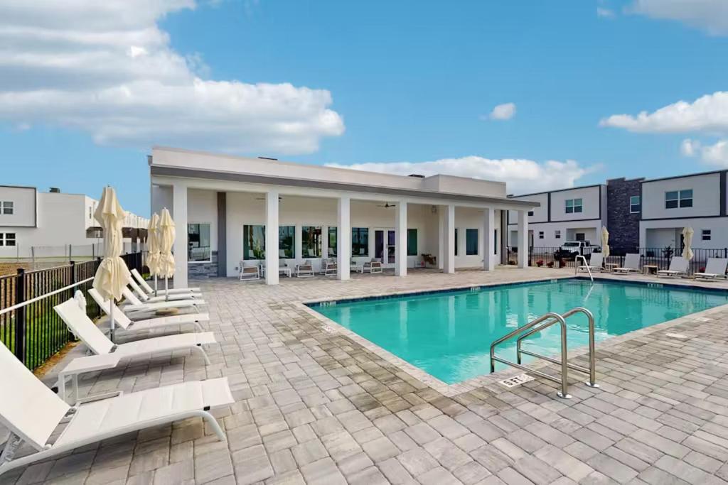 5BR Townhome, Private Pool, Clubhouse Near Disney