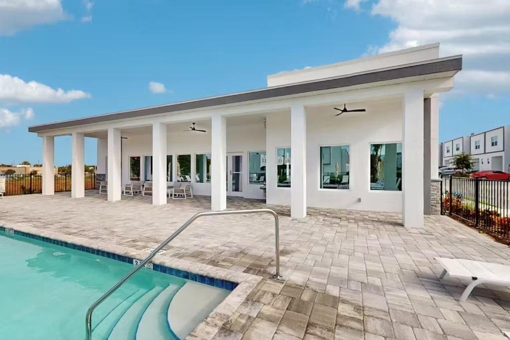 5BR Townhome, Private Pool, Clubhouse Near Disney