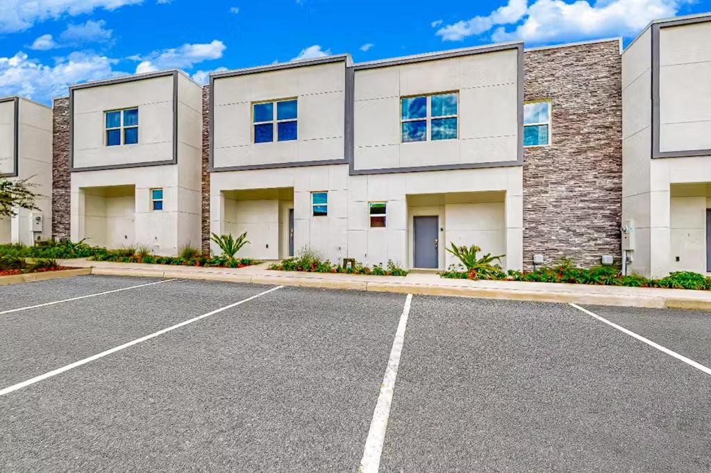 5BR Townhome, Private Pool, Clubhouse Near Disney