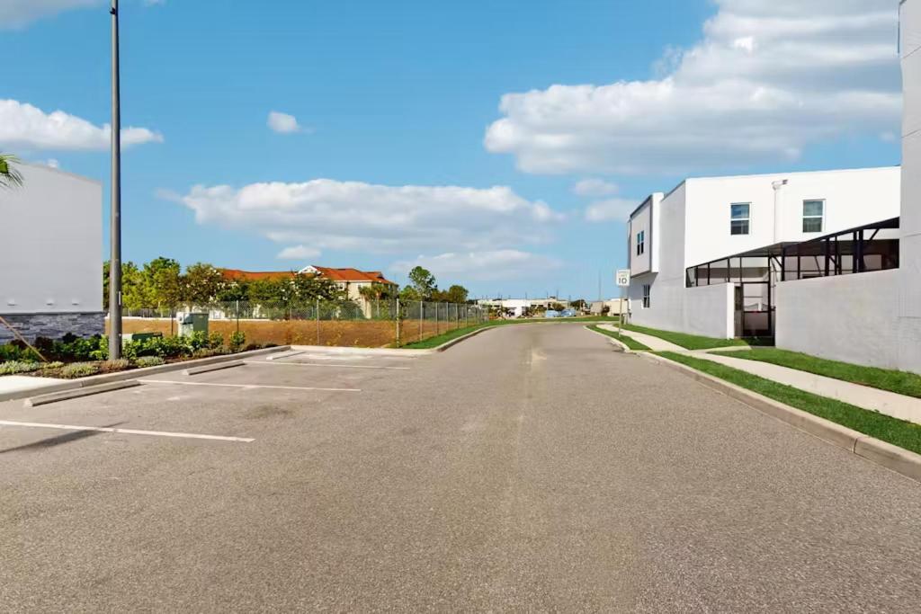 5BR Townhome, Private Pool, Clubhouse Near Disney