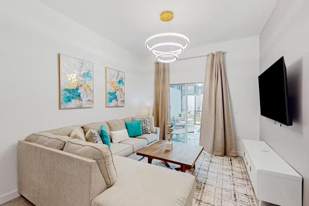 5BR Townhome, Private Pool, Clubhouse Near Disney