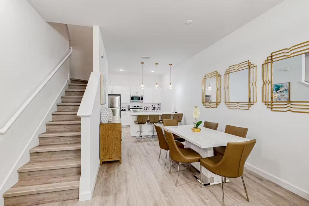 5BR Townhome, Private Pool, Clubhouse Near Disney