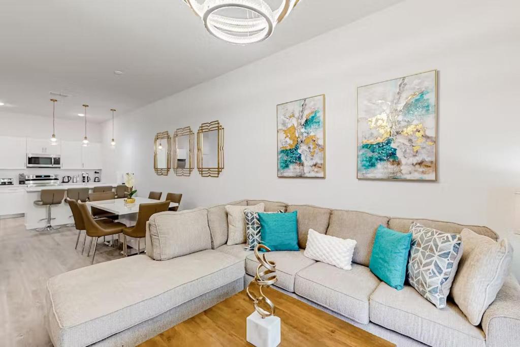 5BR Townhome, Private Pool, Clubhouse Near Disney