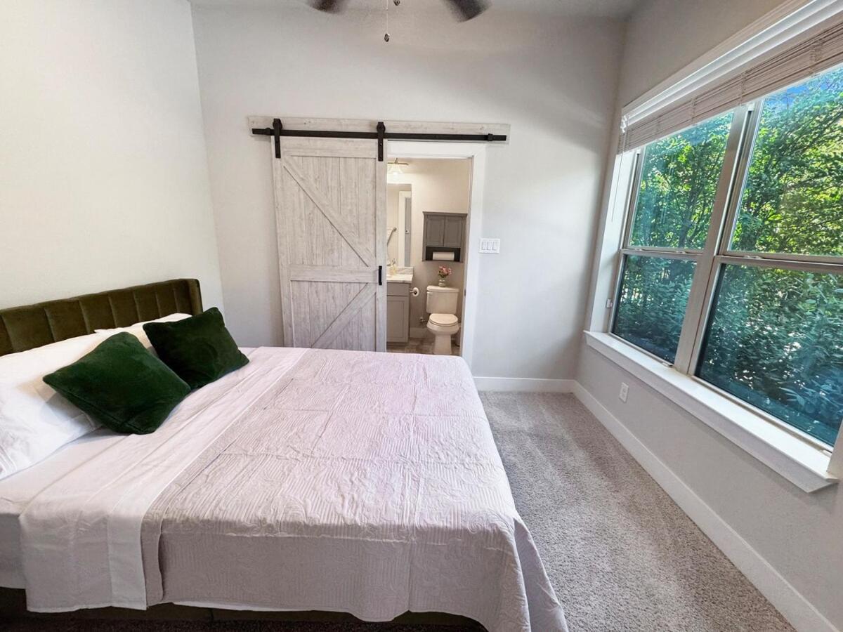 Big Luxury House in the Heights fast WiFi