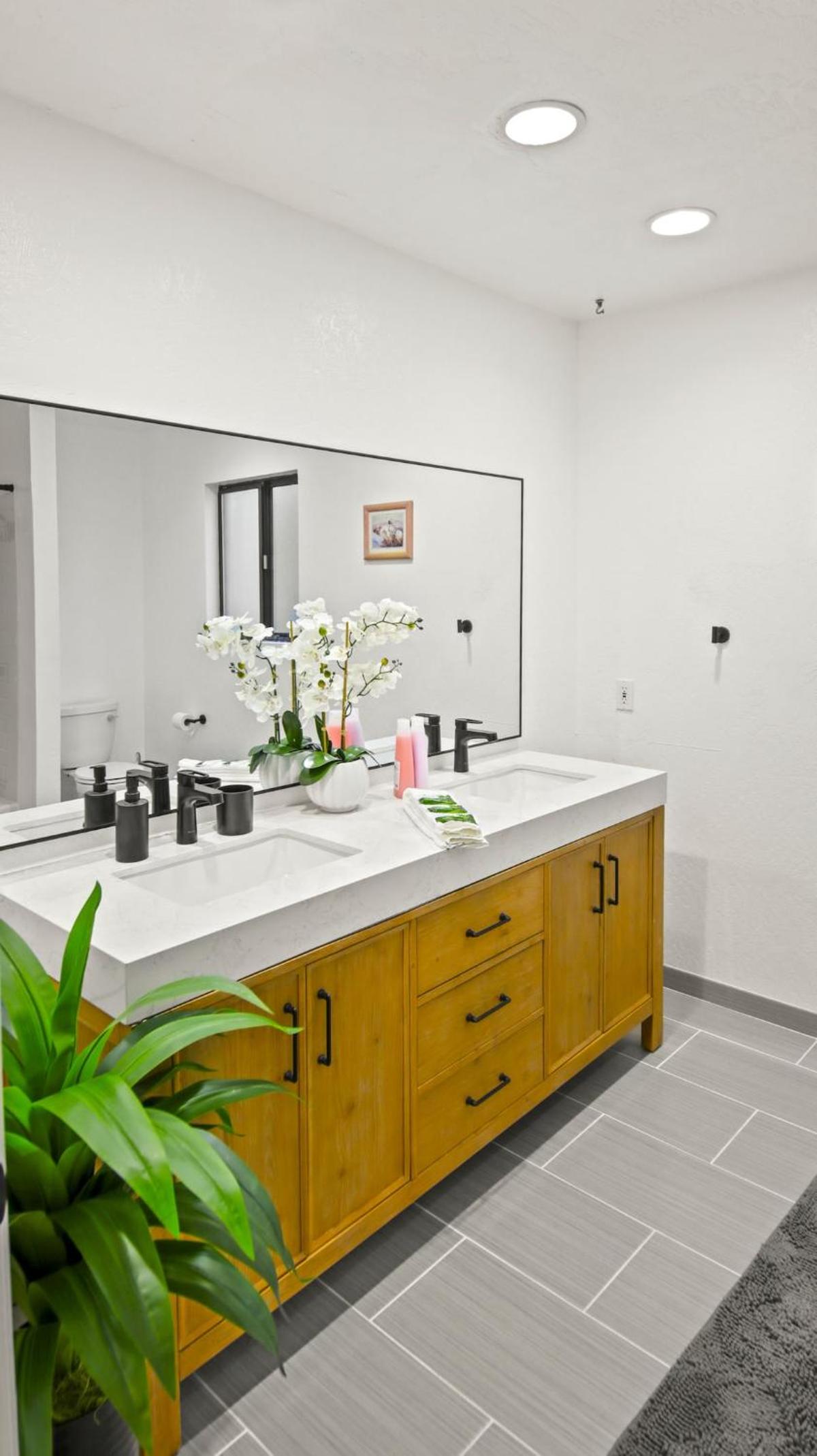 Moonridge Ski & Zoo Chalet With Hot Tub retreat