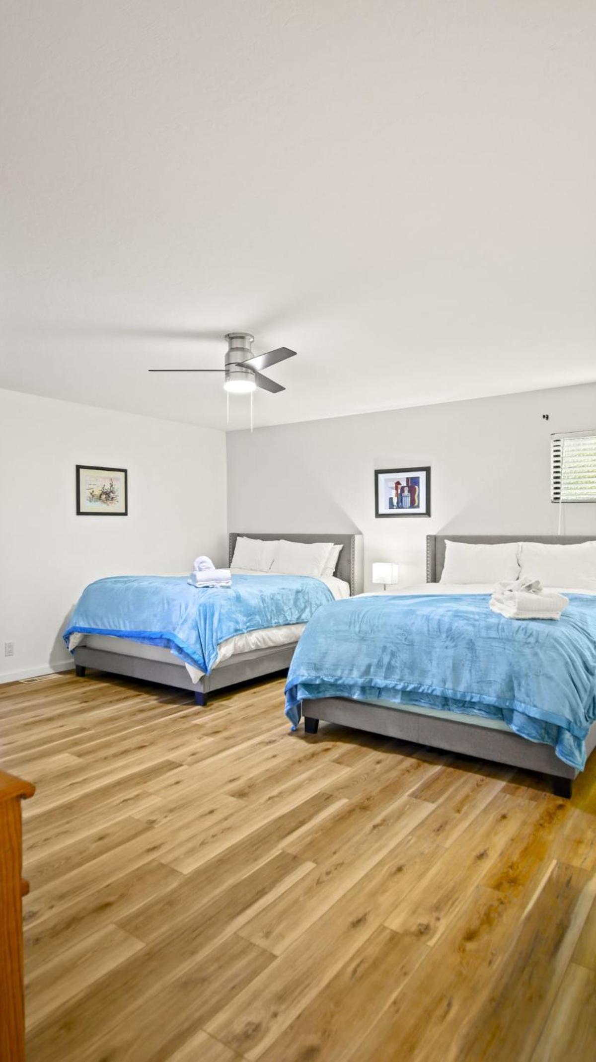 Moonridge Ski & Zoo Chalet With Hot Tub retreat