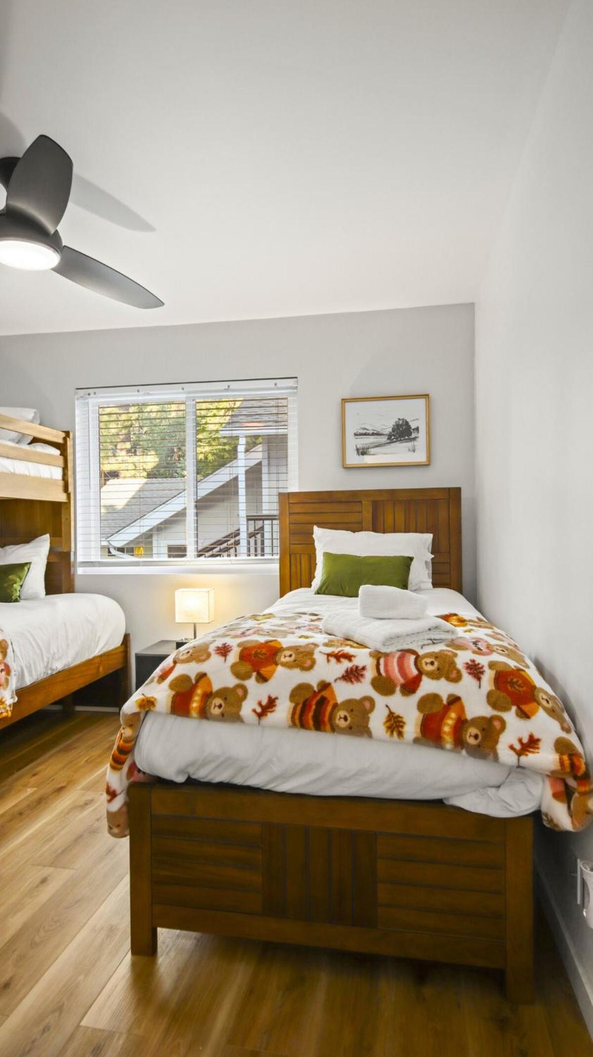 Moonridge Ski & Zoo Chalet With Hot Tub retreat