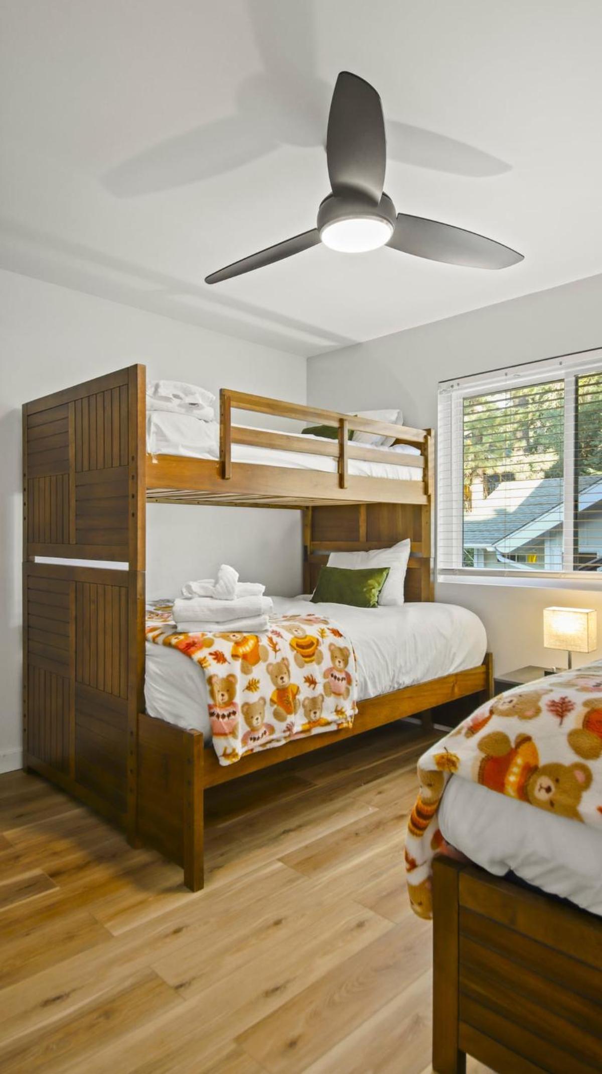 Moonridge Ski & Zoo Chalet With Hot Tub retreat