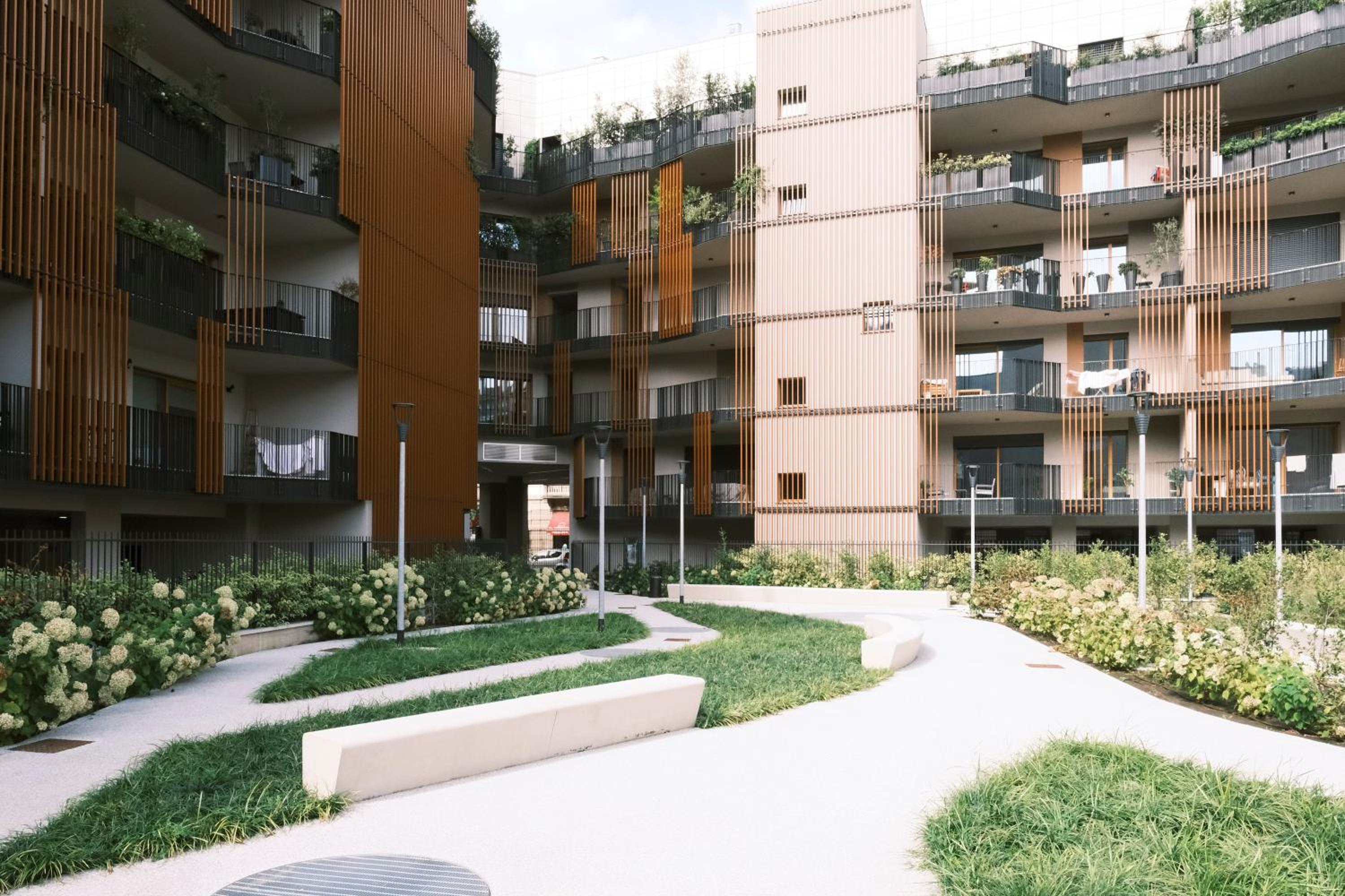 ComeCasa Milano Modern Retreat Gym & Style