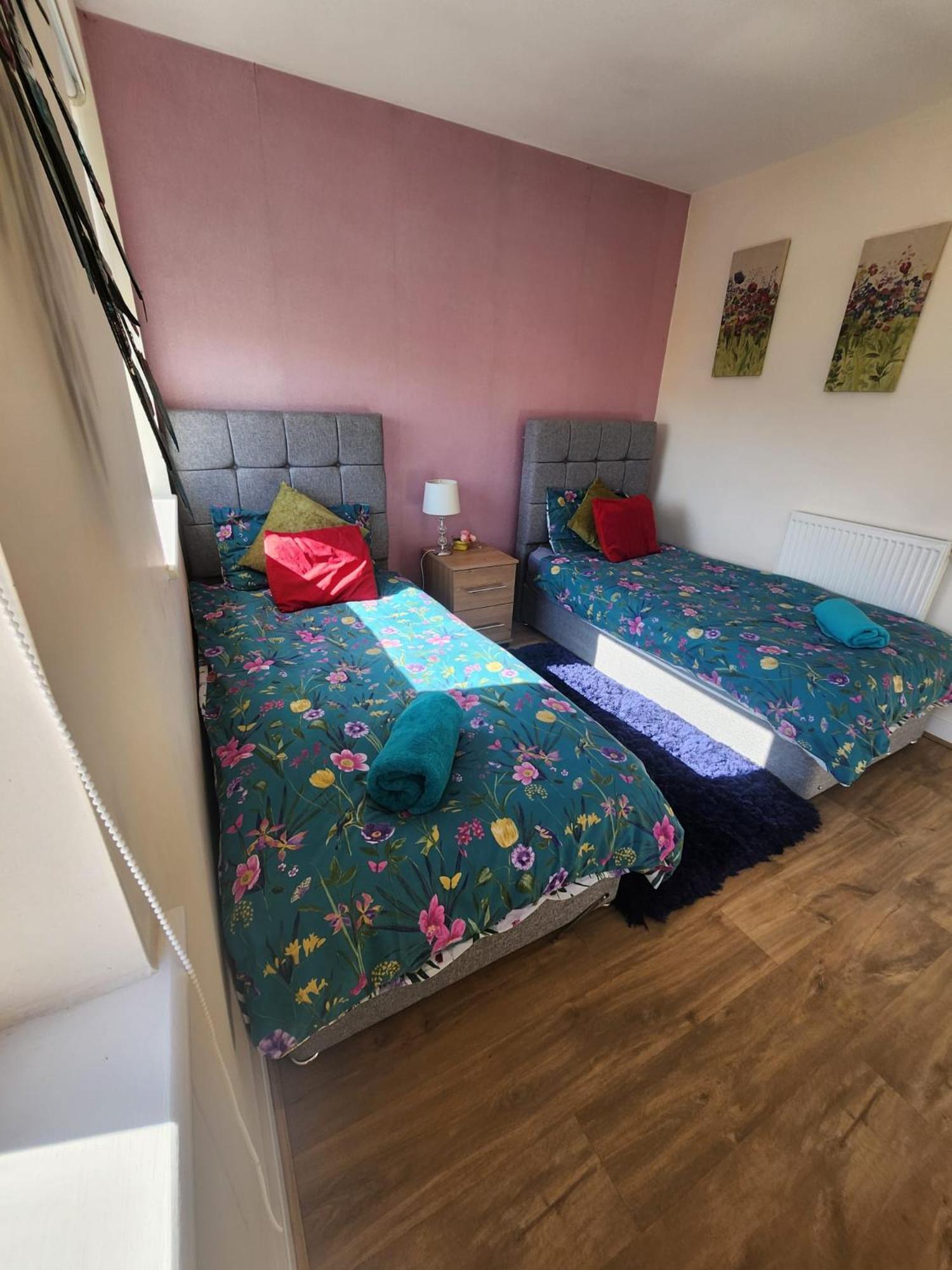 Modern & Exquisite Trumpington Townhouse with Parking & 5 mins to Papworth hospital
