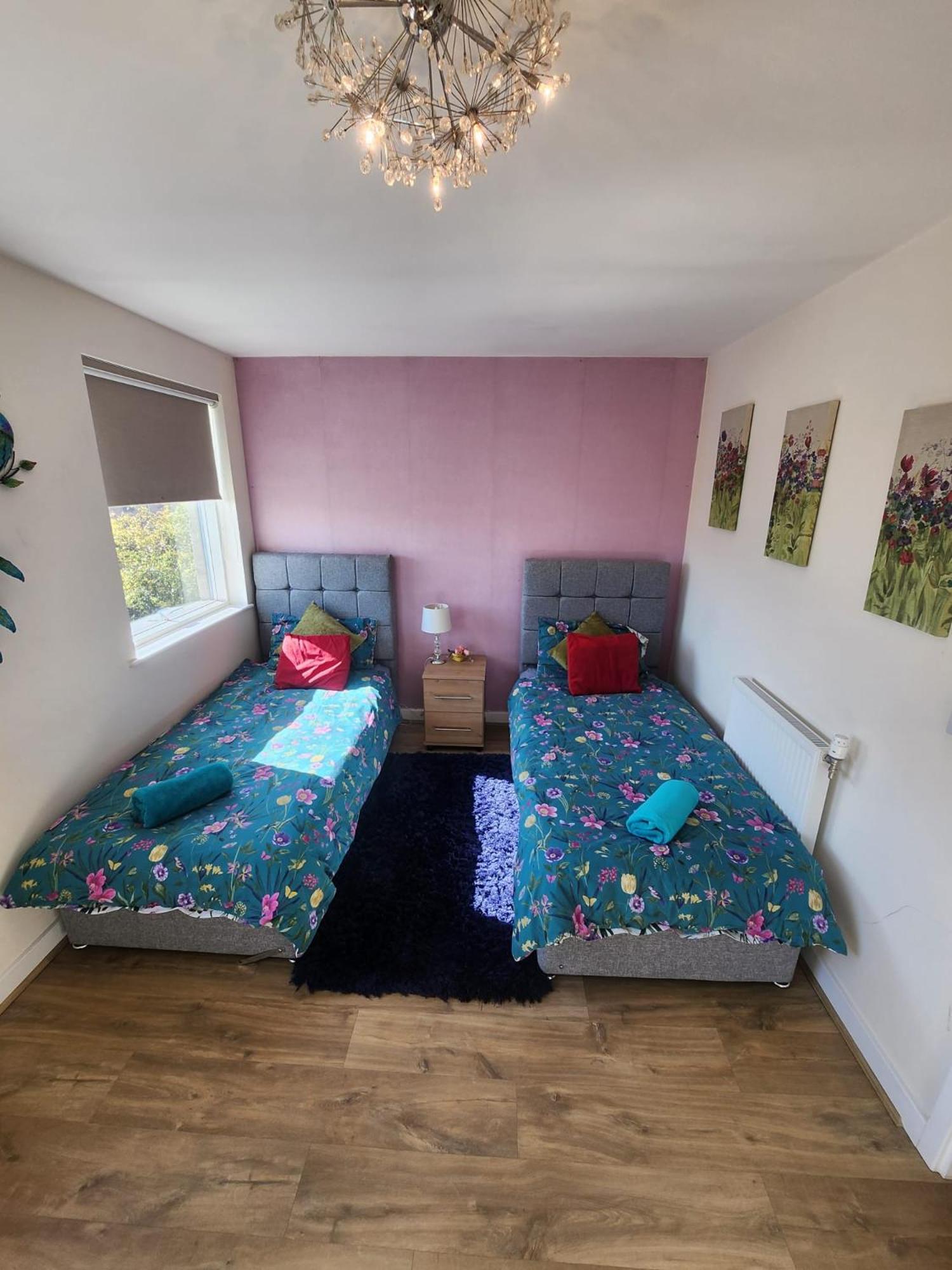 Modern & Exquisite Trumpington Townhouse with Parking & 5 mins to Papworth hospital
