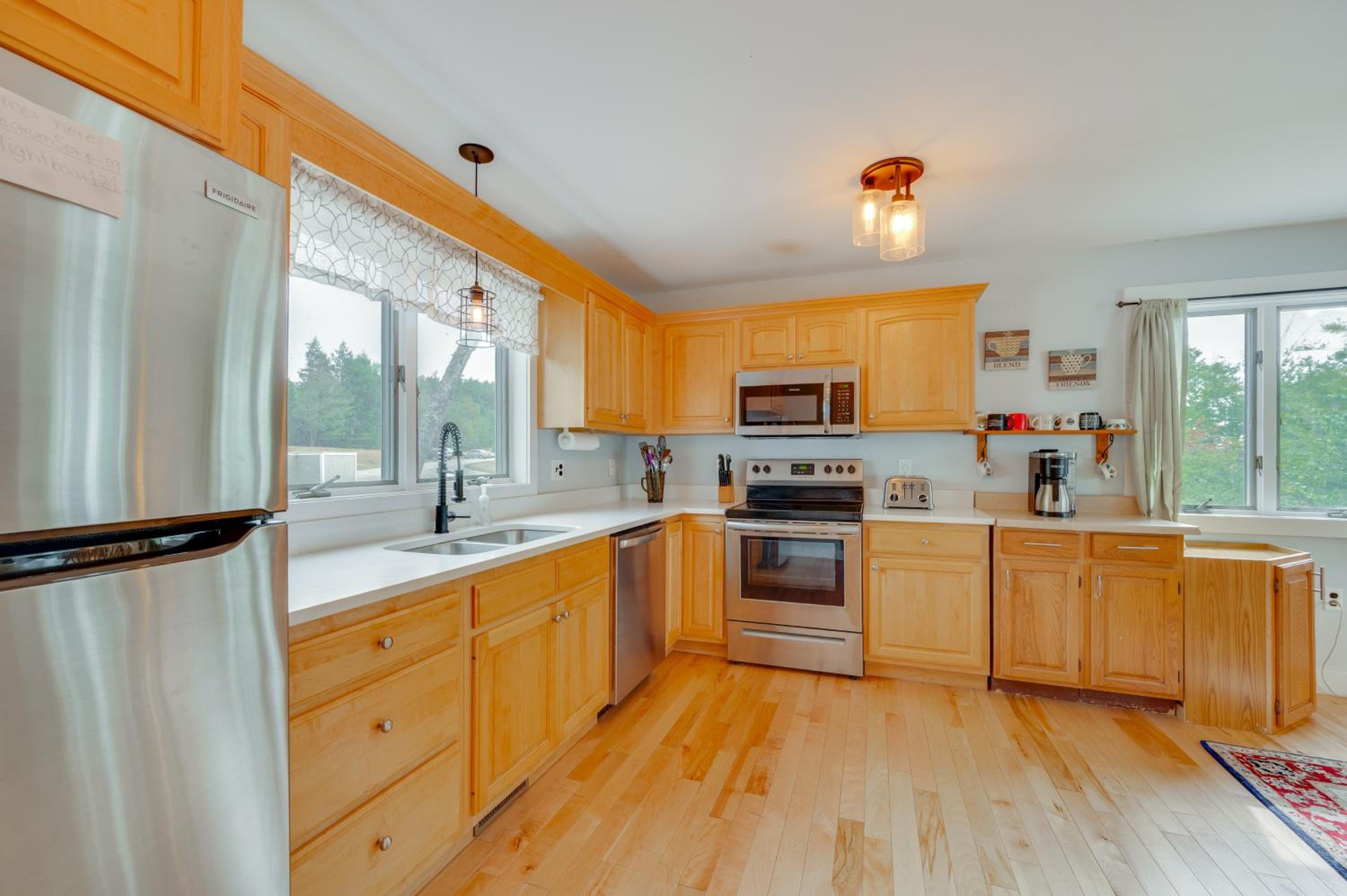 Mtn Views, On-Site Trails! Spacious Bartlett Home