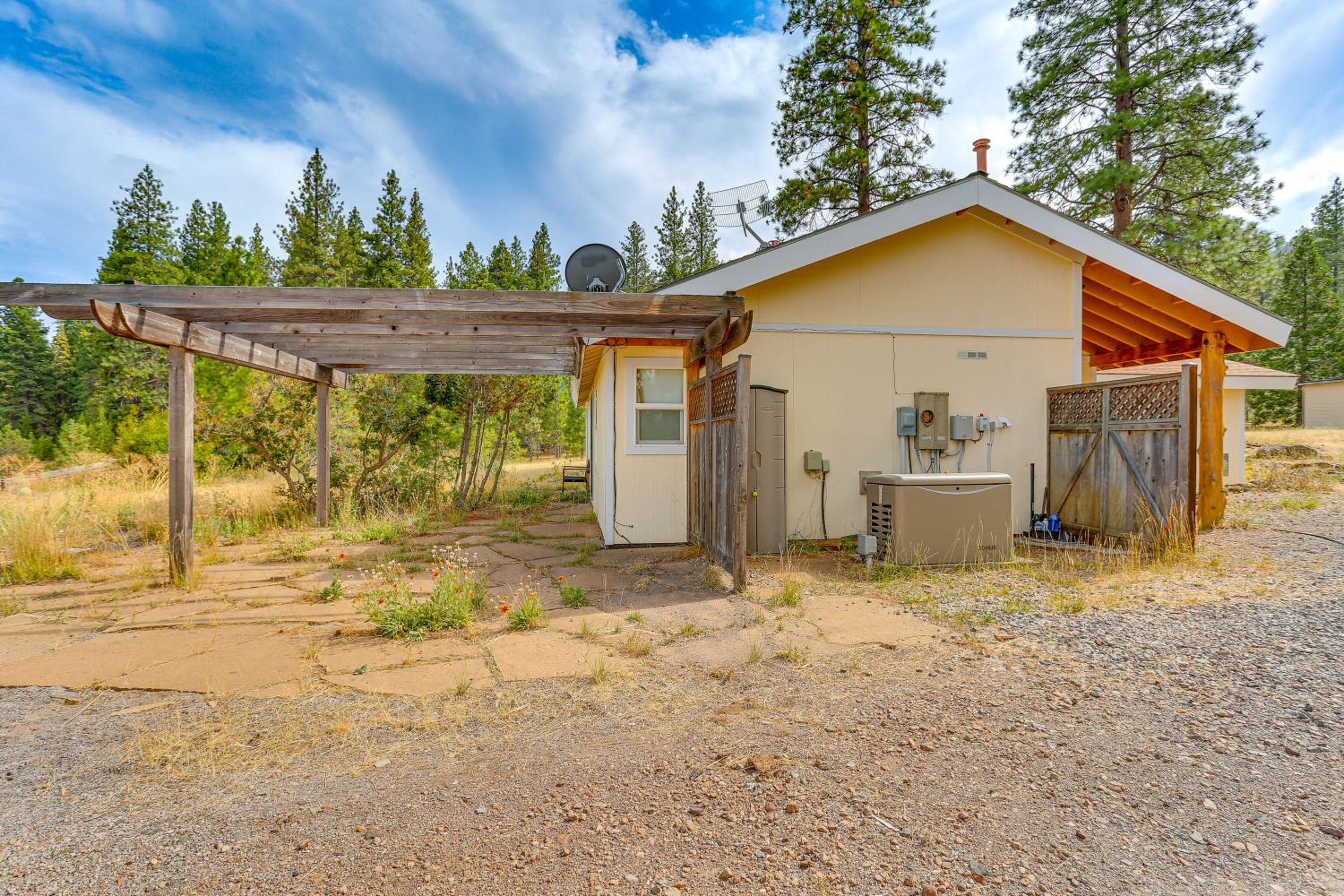 Outdoor Adventure Haven - 15 Mi to Mount Shasta!