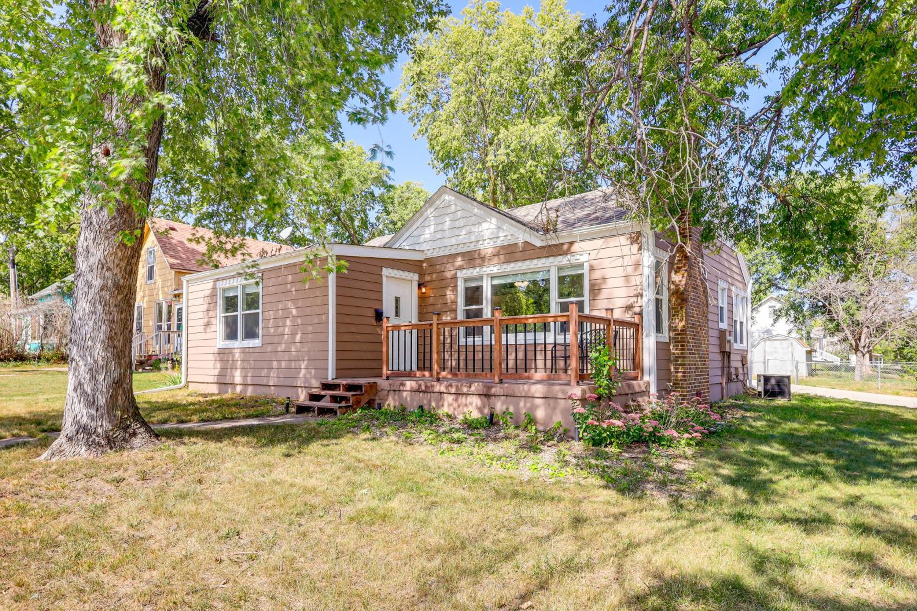 Half-Mi to Dtwn Yankton and River Charming Home!