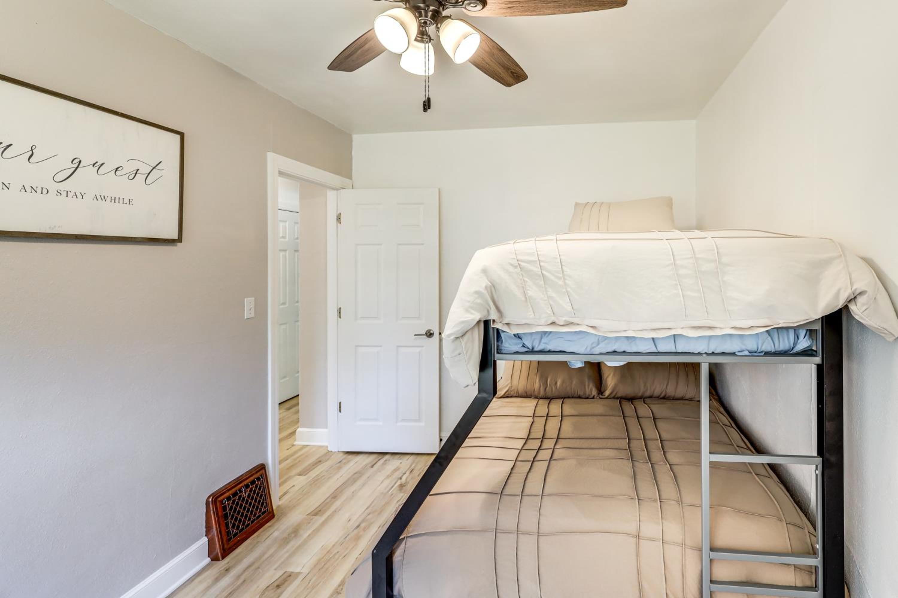 Half-Mi to Dtwn Yankton and River Charming Home!