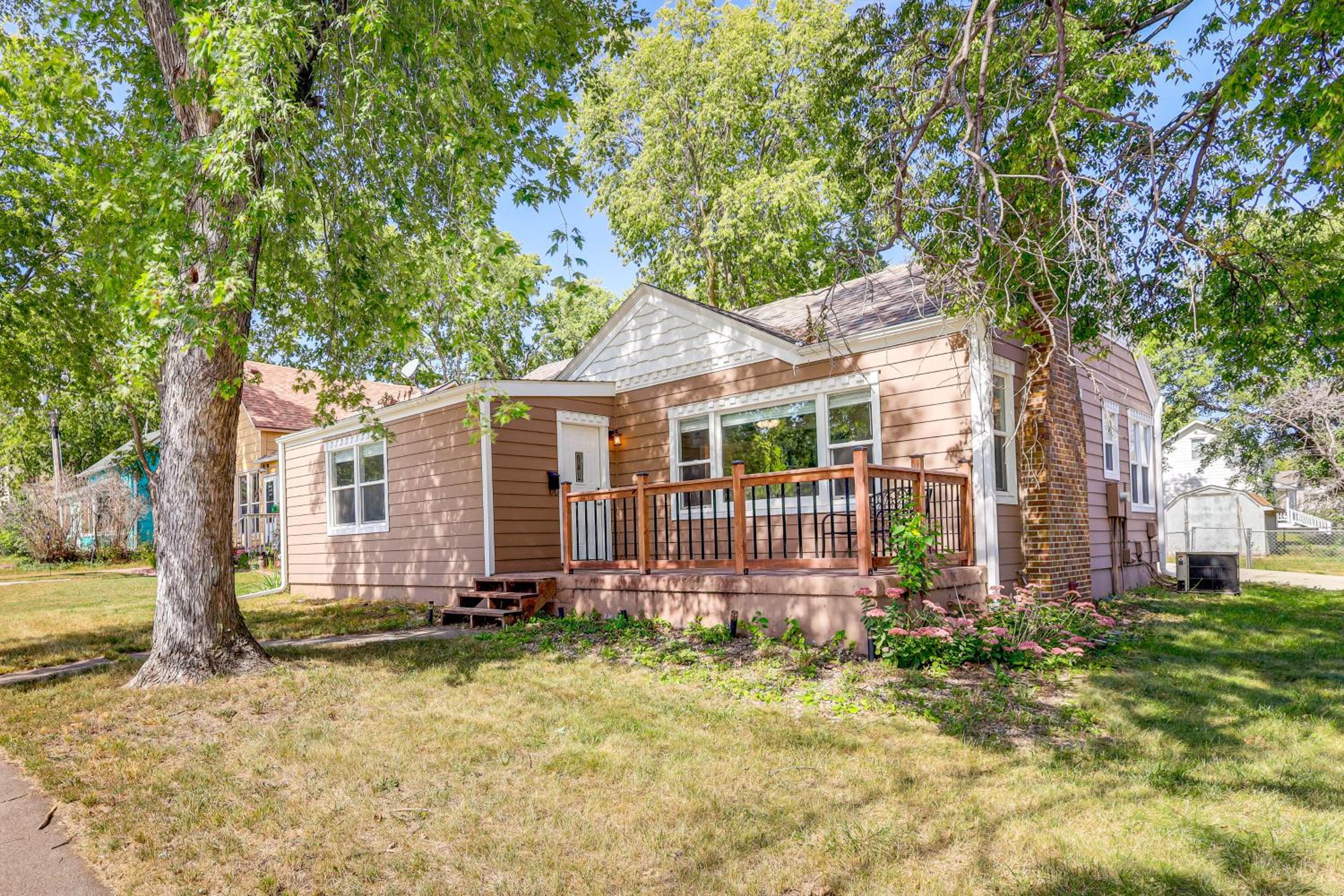 Half-Mi to Dtwn Yankton and River Charming Home!