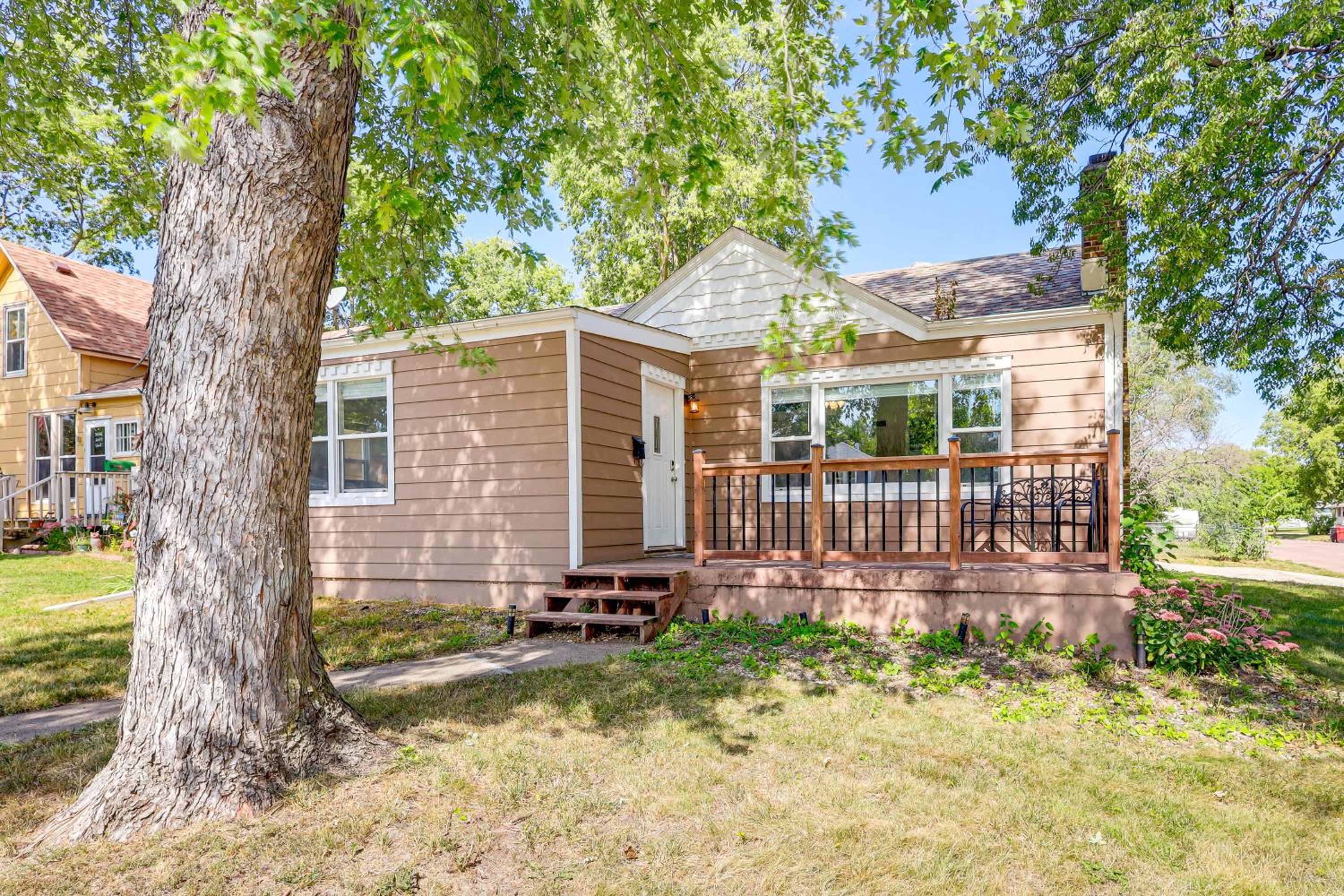 Half-Mi to Dtwn Yankton and River Charming Home!