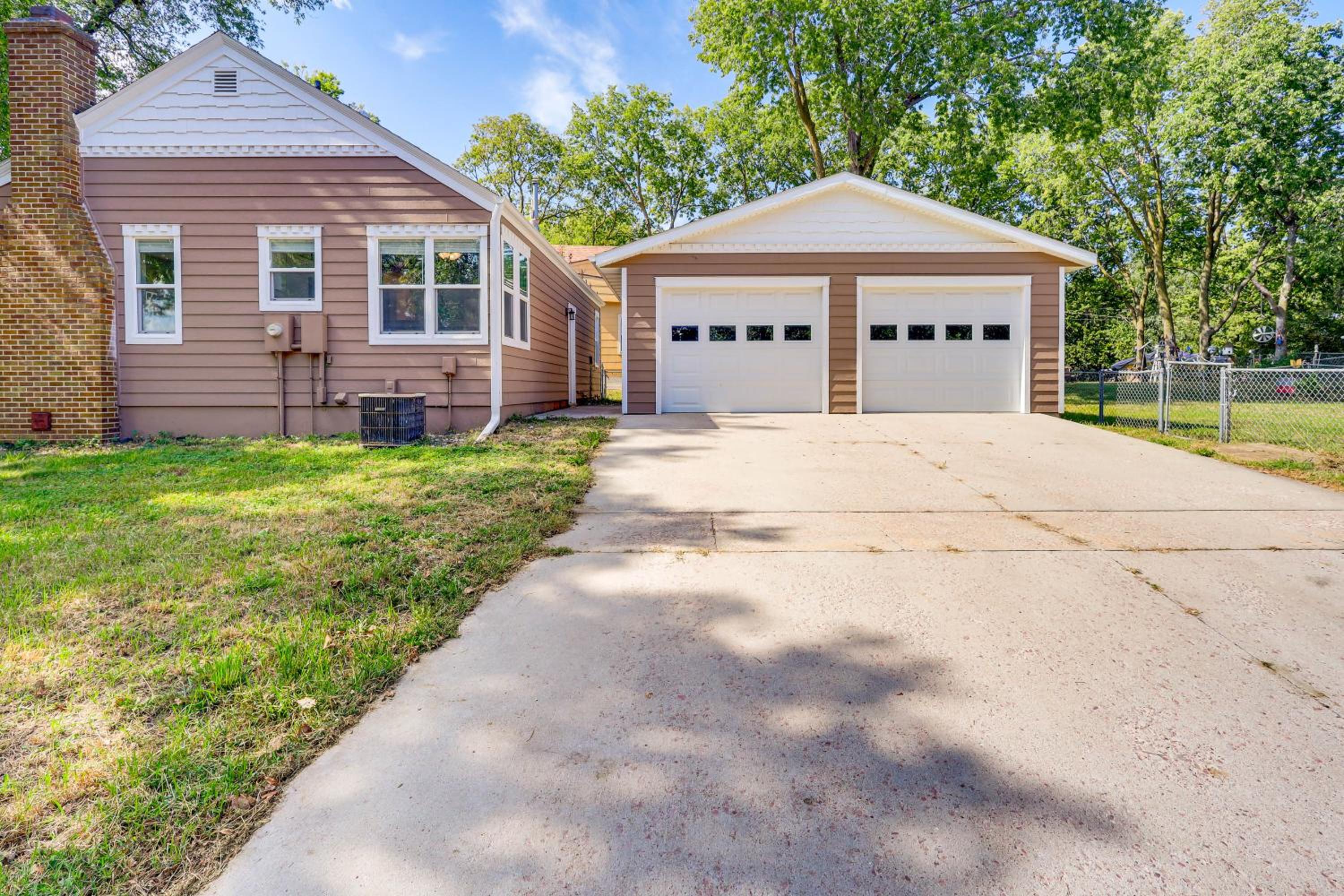 Half-Mi to Dtwn Yankton and River Charming Home!