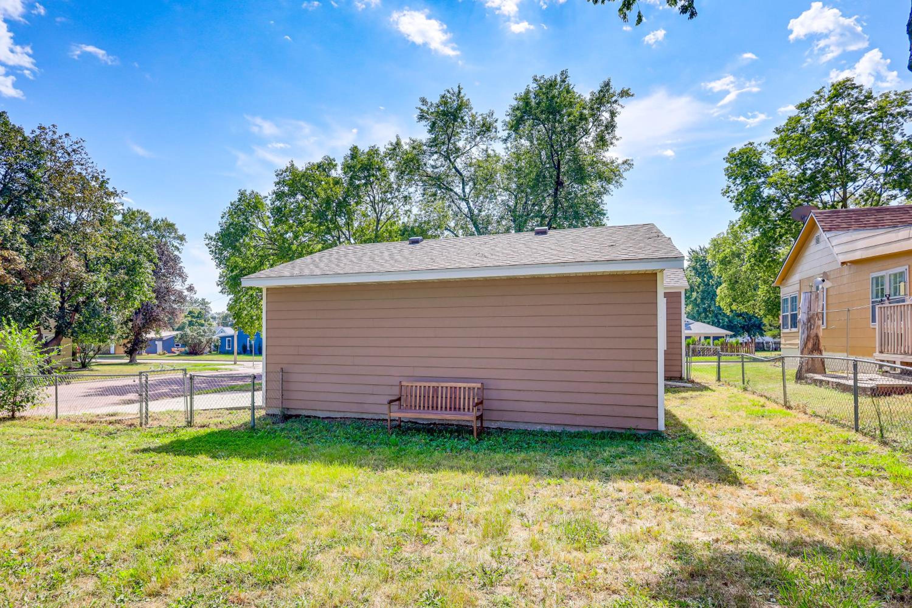 Half-Mi to Dtwn Yankton and River Charming Home!