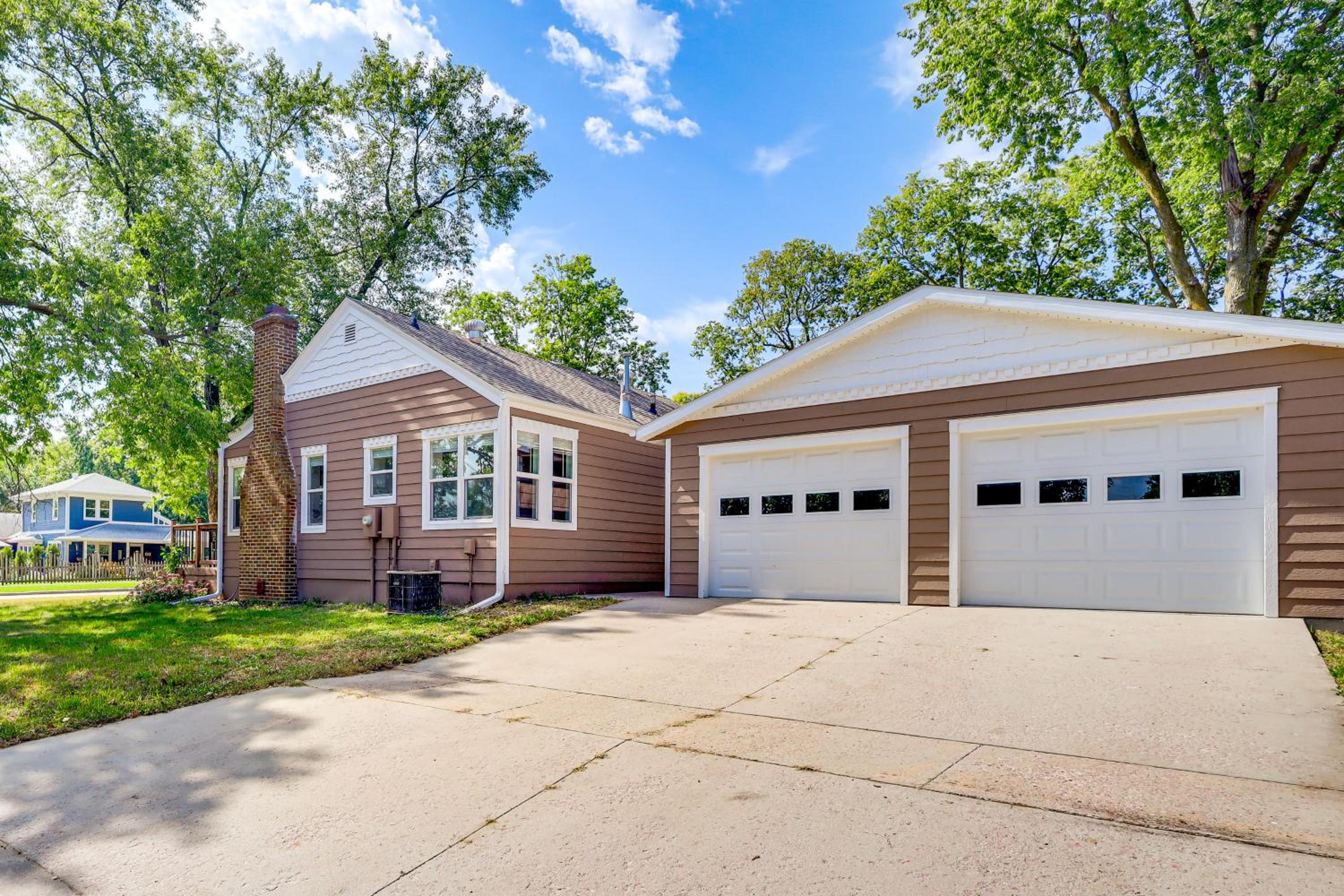 Half-Mi to Dtwn Yankton and River Charming Home!