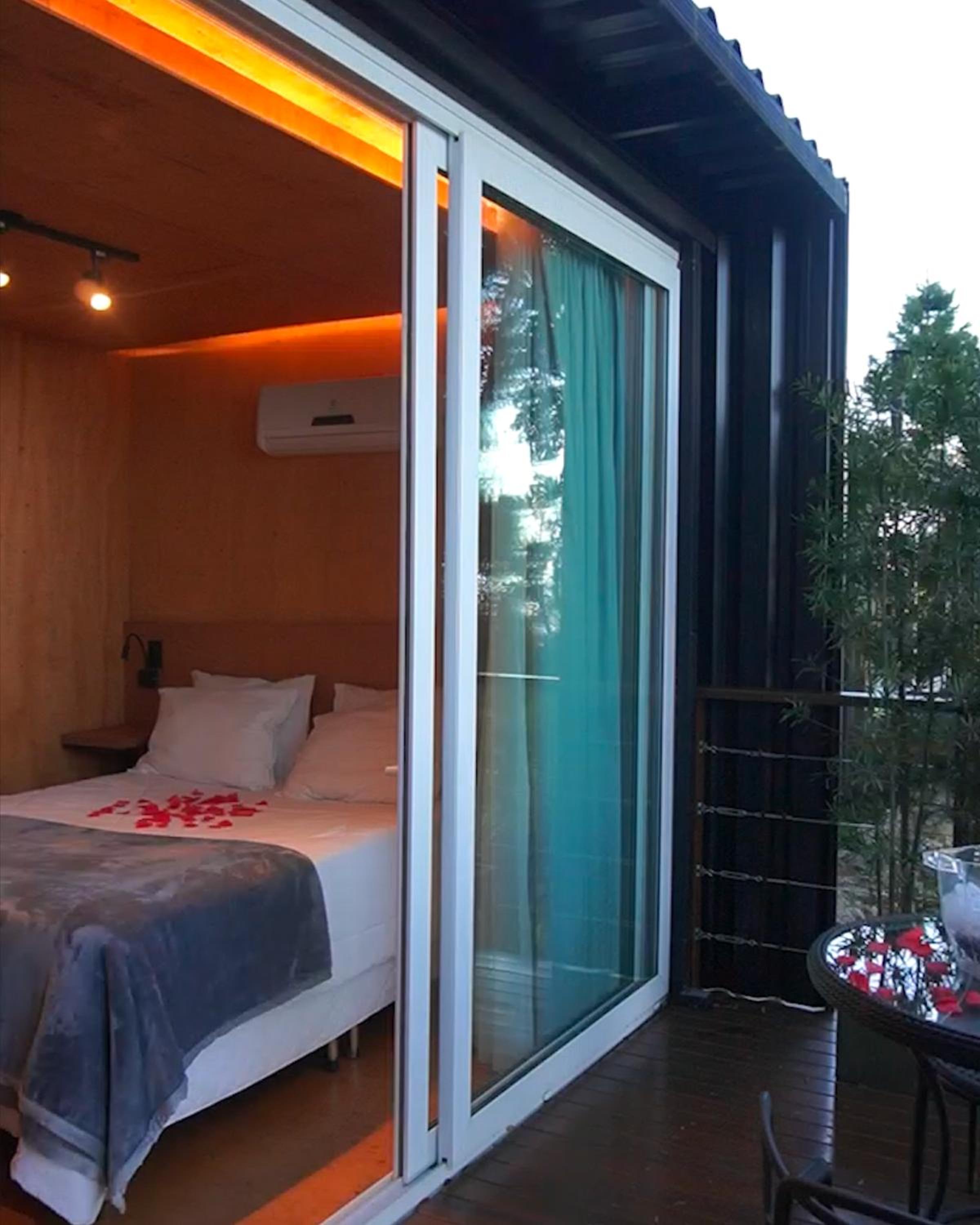 Hospede-se em um container ao lado de Gramado - RS