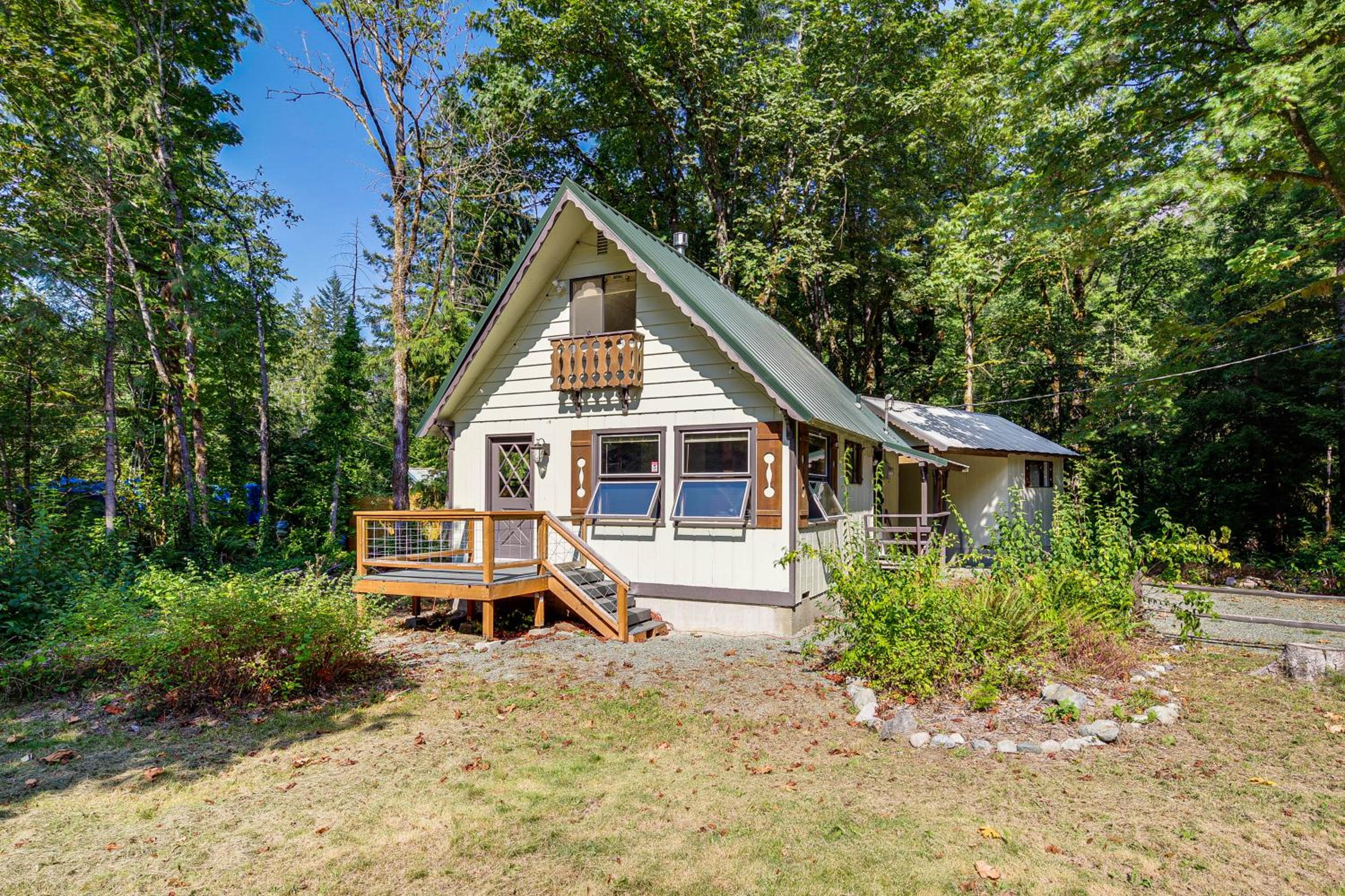 Walk to Skykomish River Wooded Escape with Fire Pit