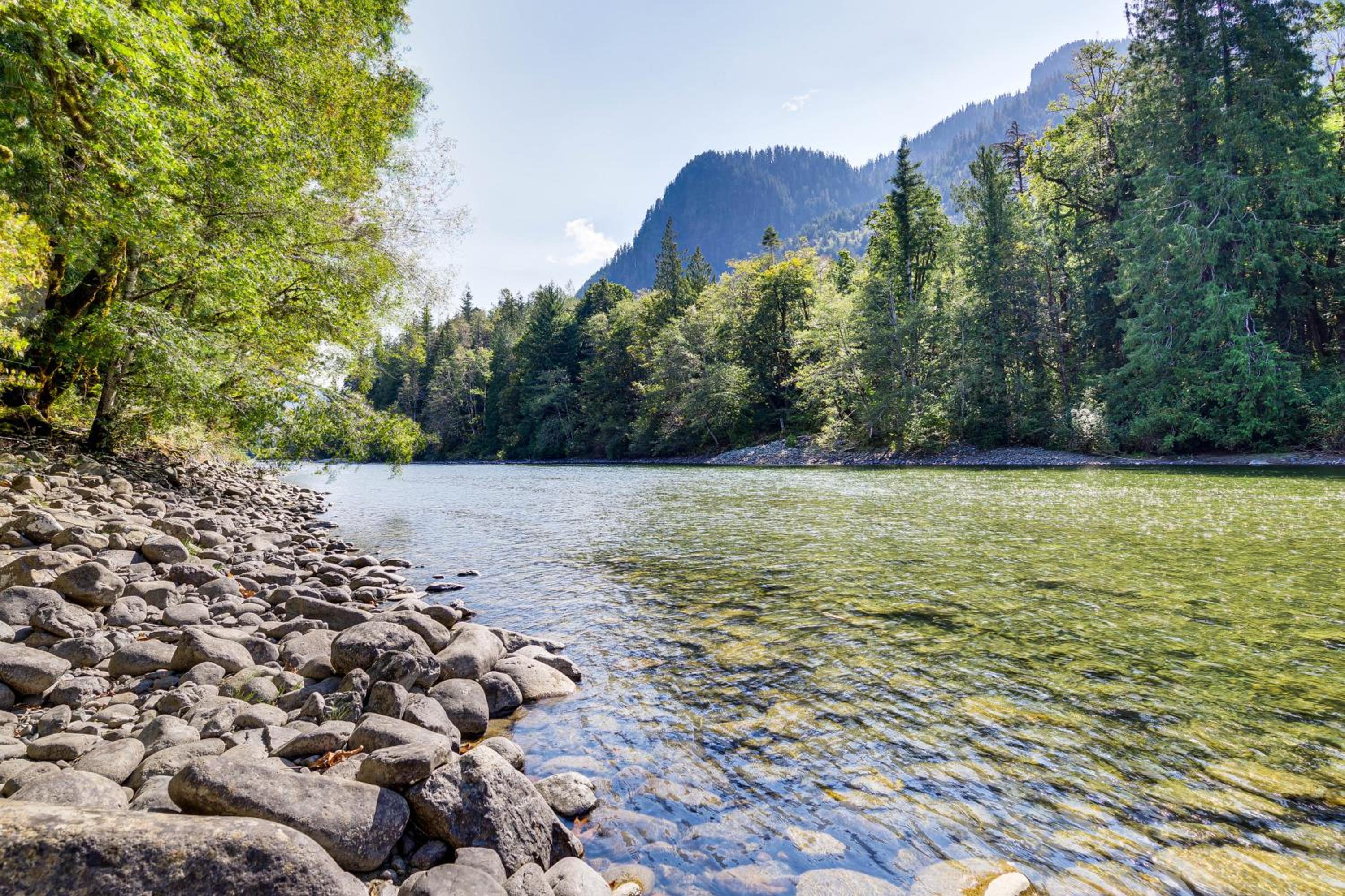 Walk to Skykomish River Wooded Escape with Fire Pit