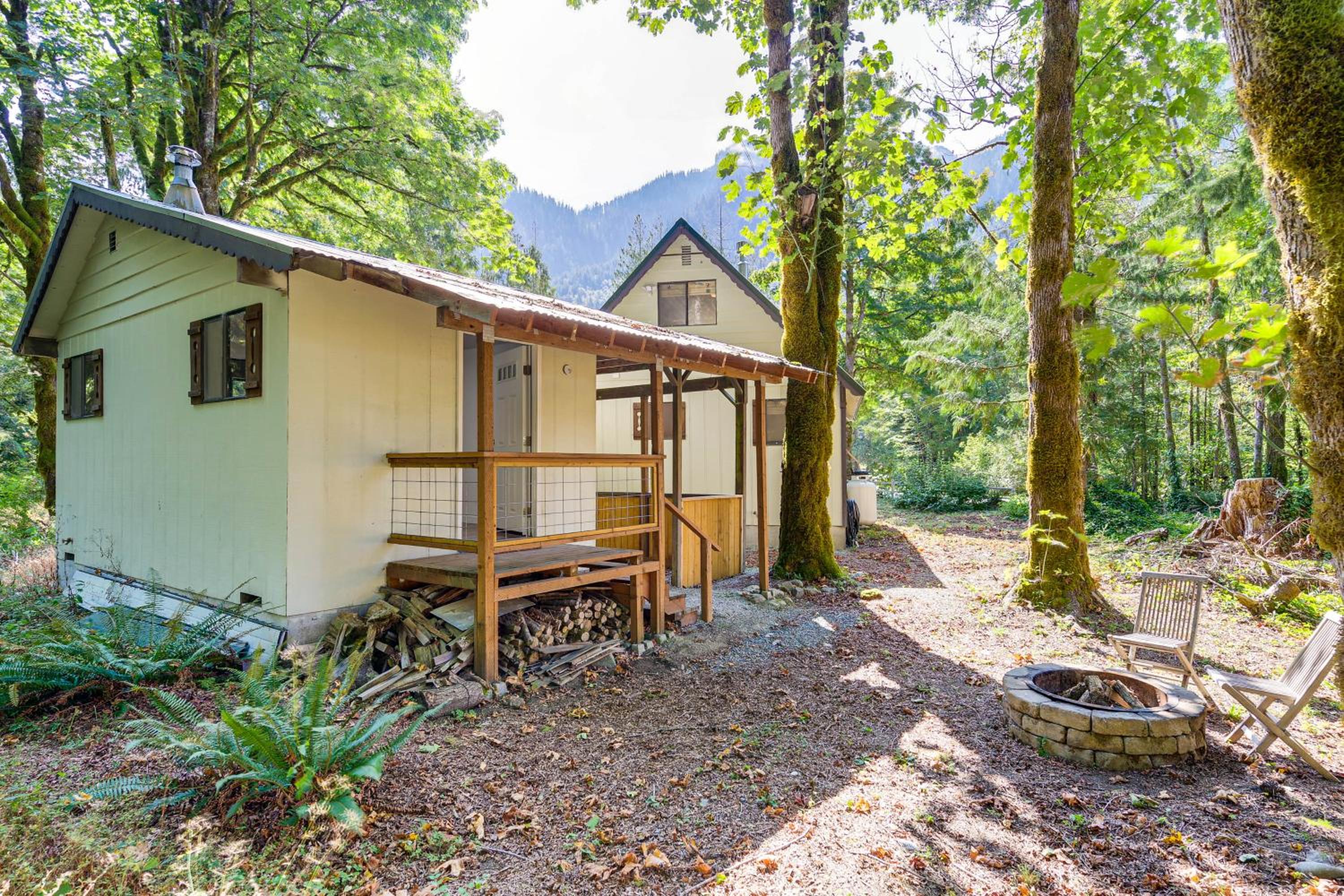 Walk to Skykomish River Wooded Escape with Fire Pit
