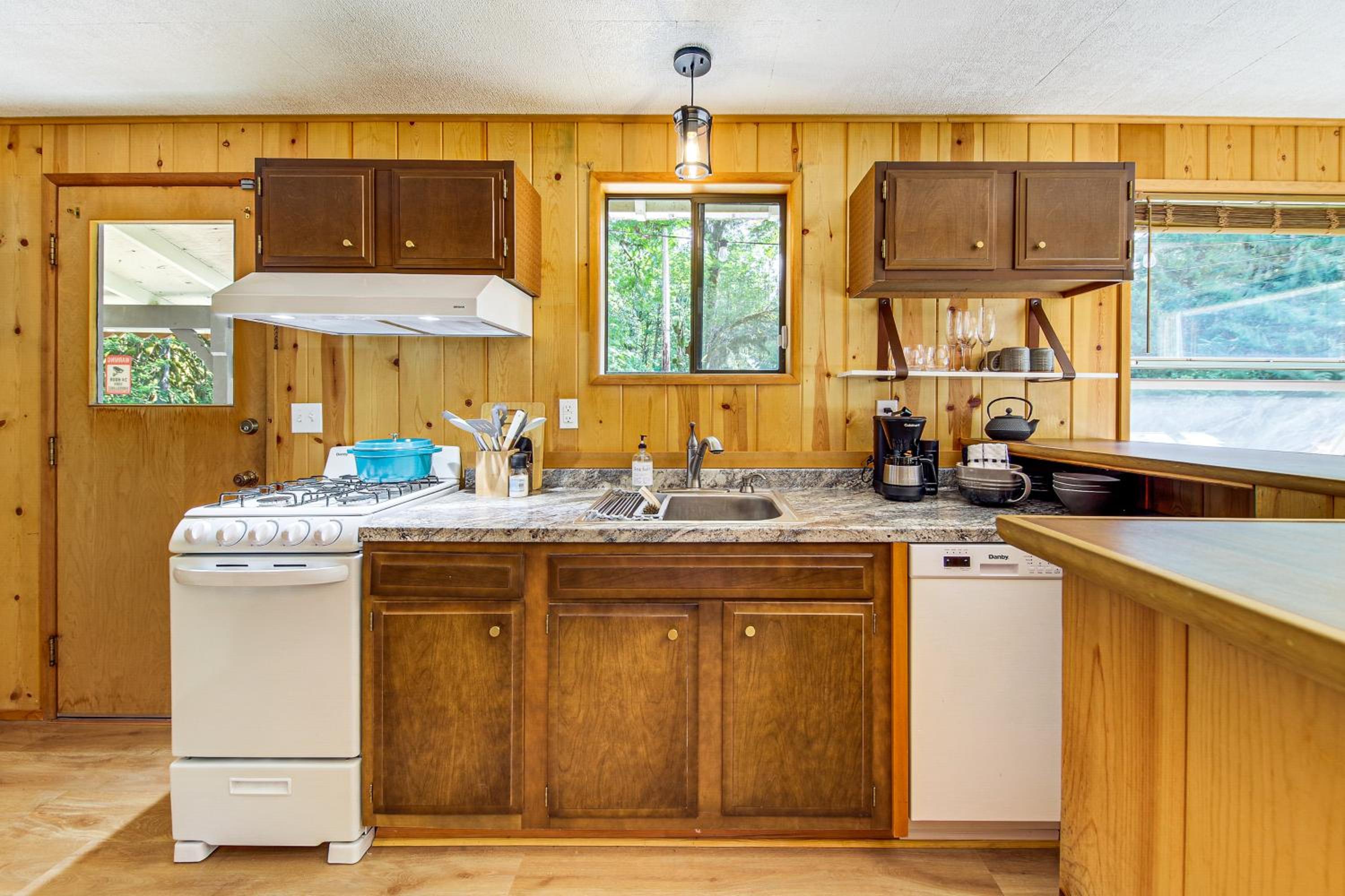 Walk to Skykomish River Wooded Escape with Fire Pit