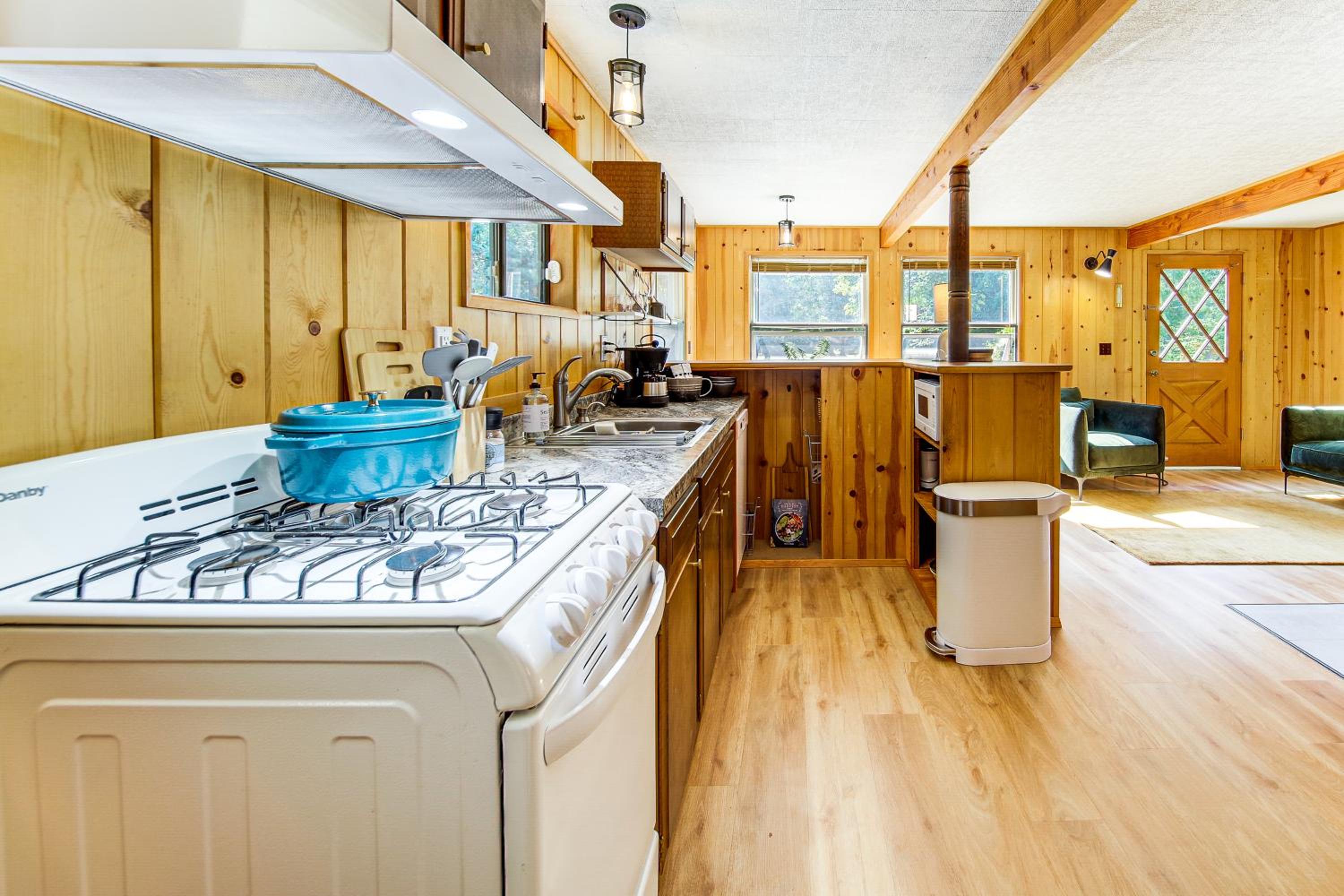 Walk to Skykomish River Wooded Escape with Fire Pit