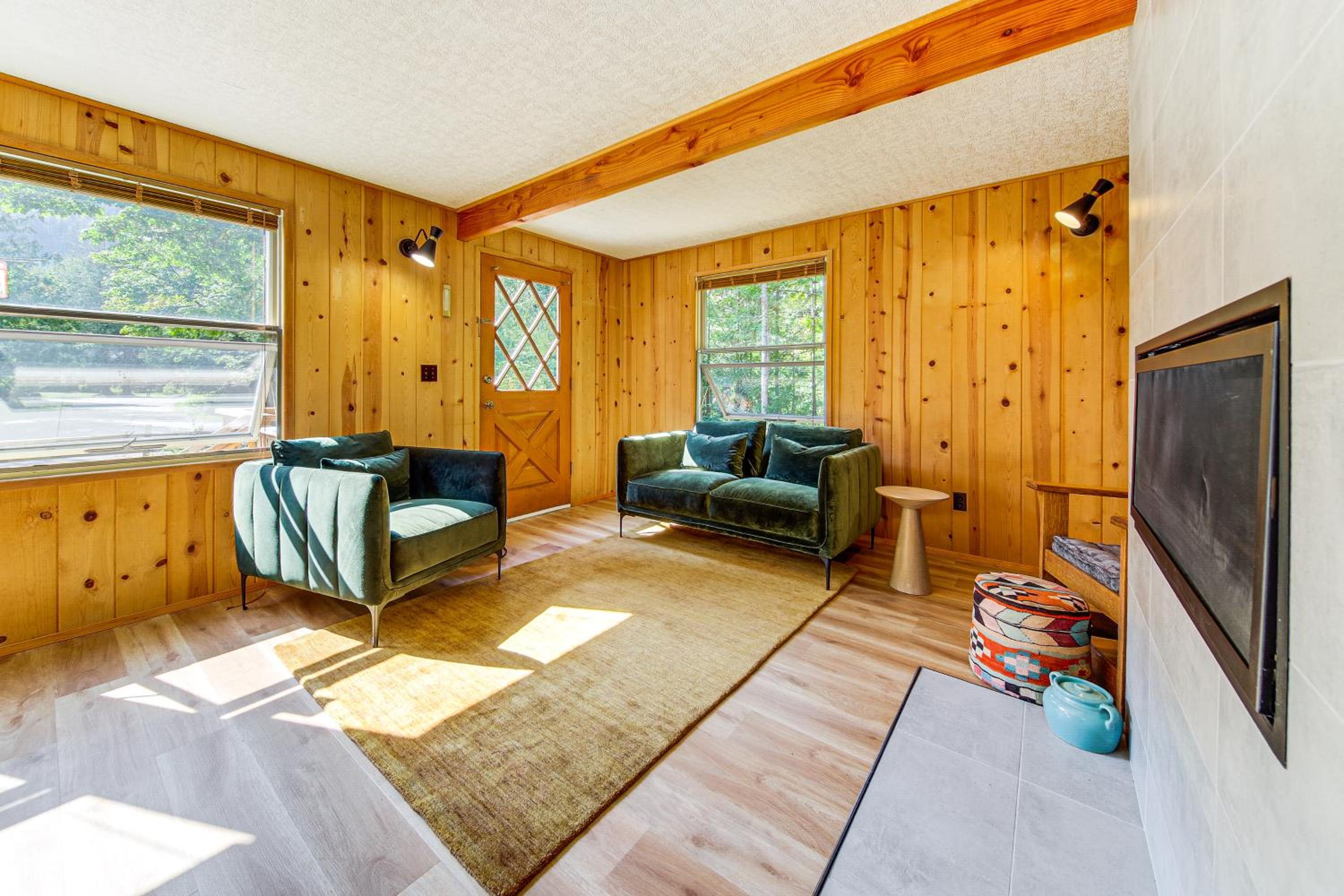 Walk to Skykomish River Wooded Escape with Fire Pit