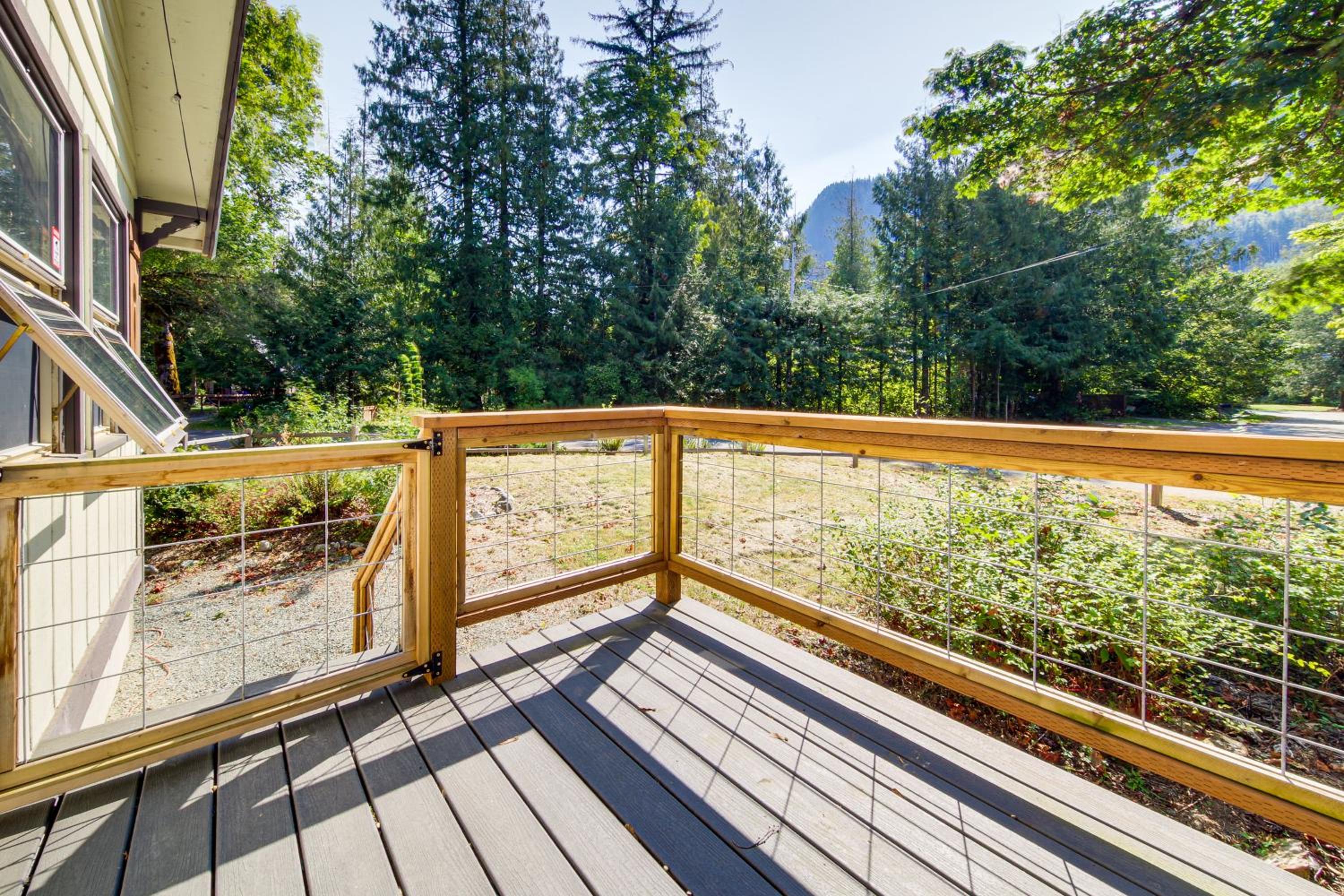 Walk to Skykomish River Wooded Escape with Fire Pit