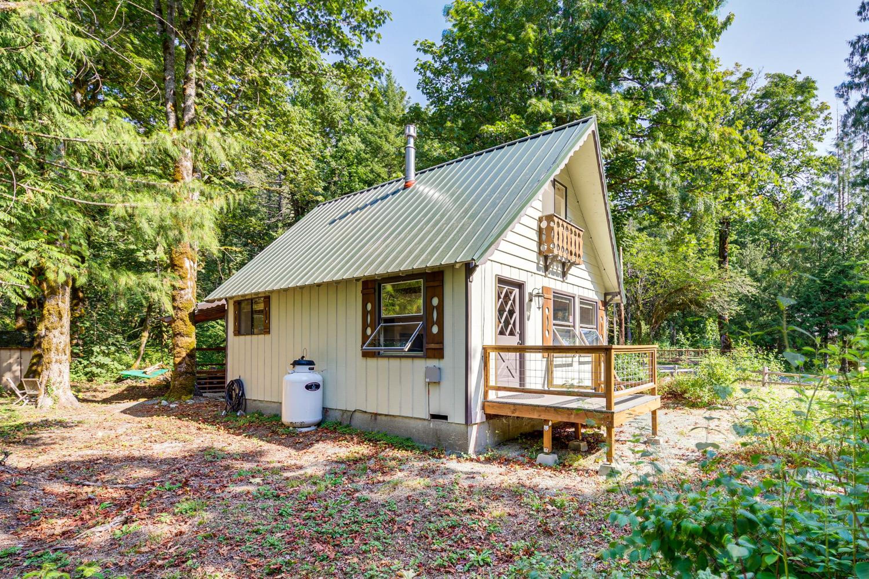 Walk to Skykomish River Wooded Escape with Fire Pit