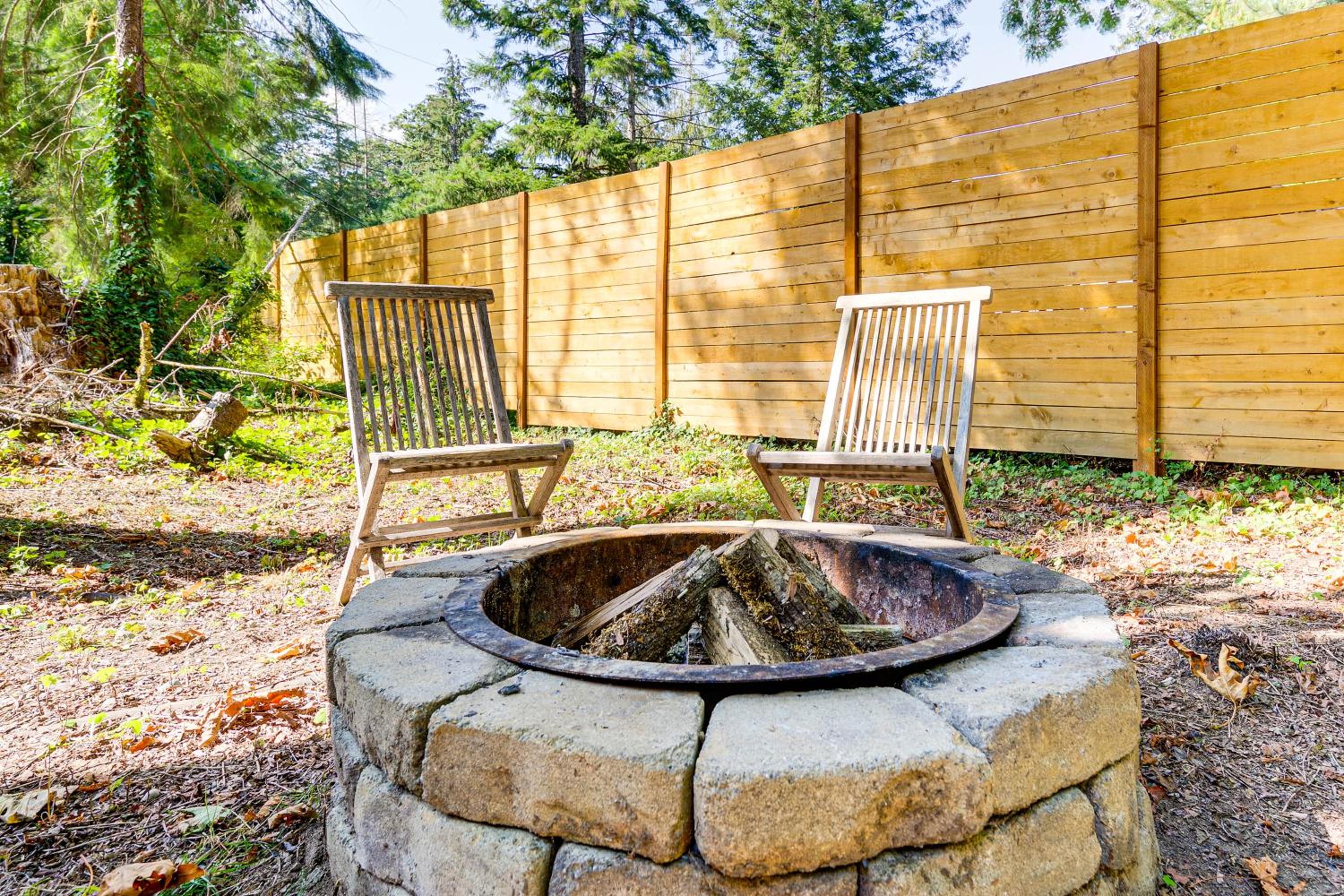 Walk to Skykomish River Wooded Escape with Fire Pit