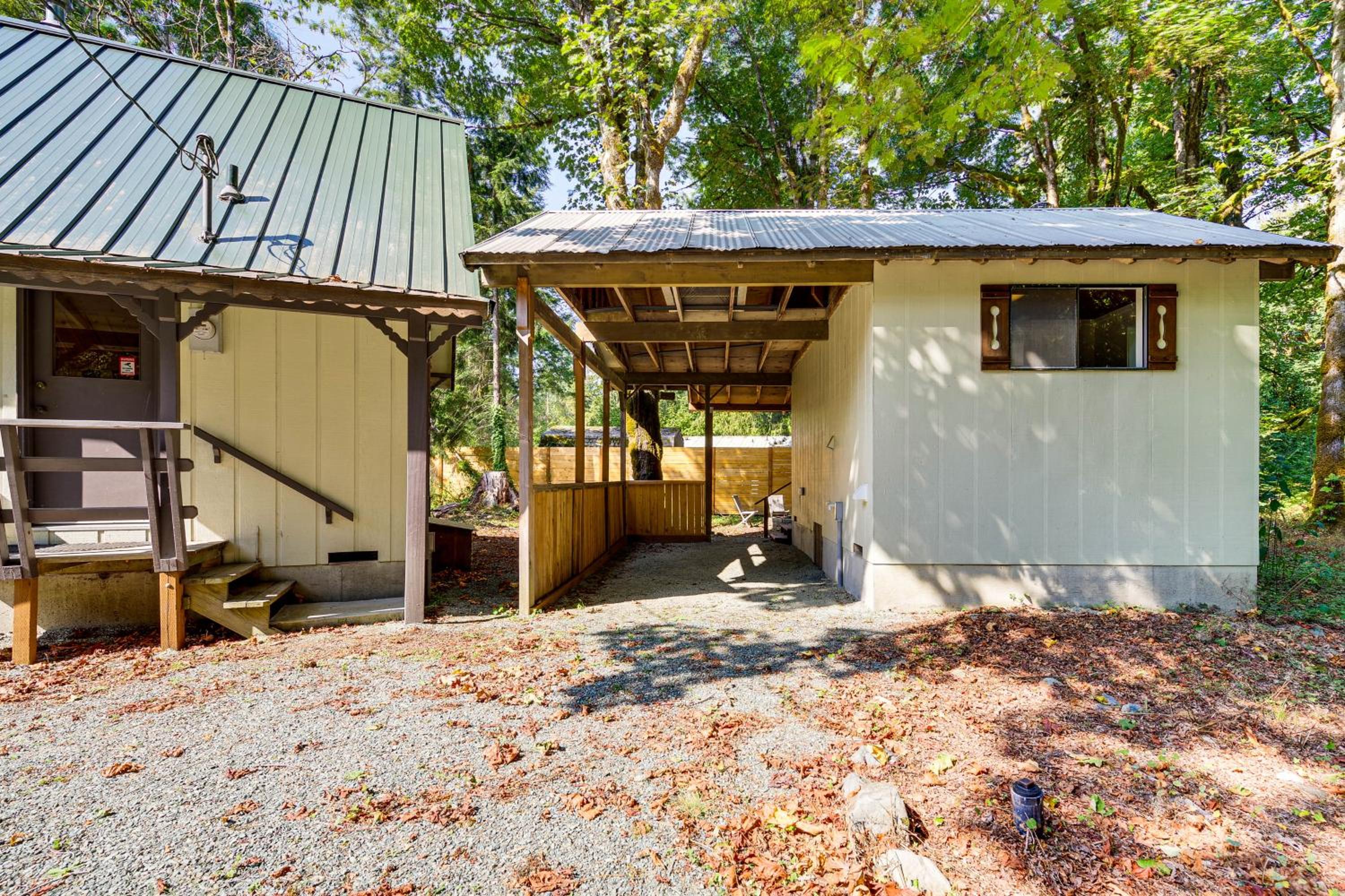 Walk to Skykomish River Wooded Escape with Fire Pit