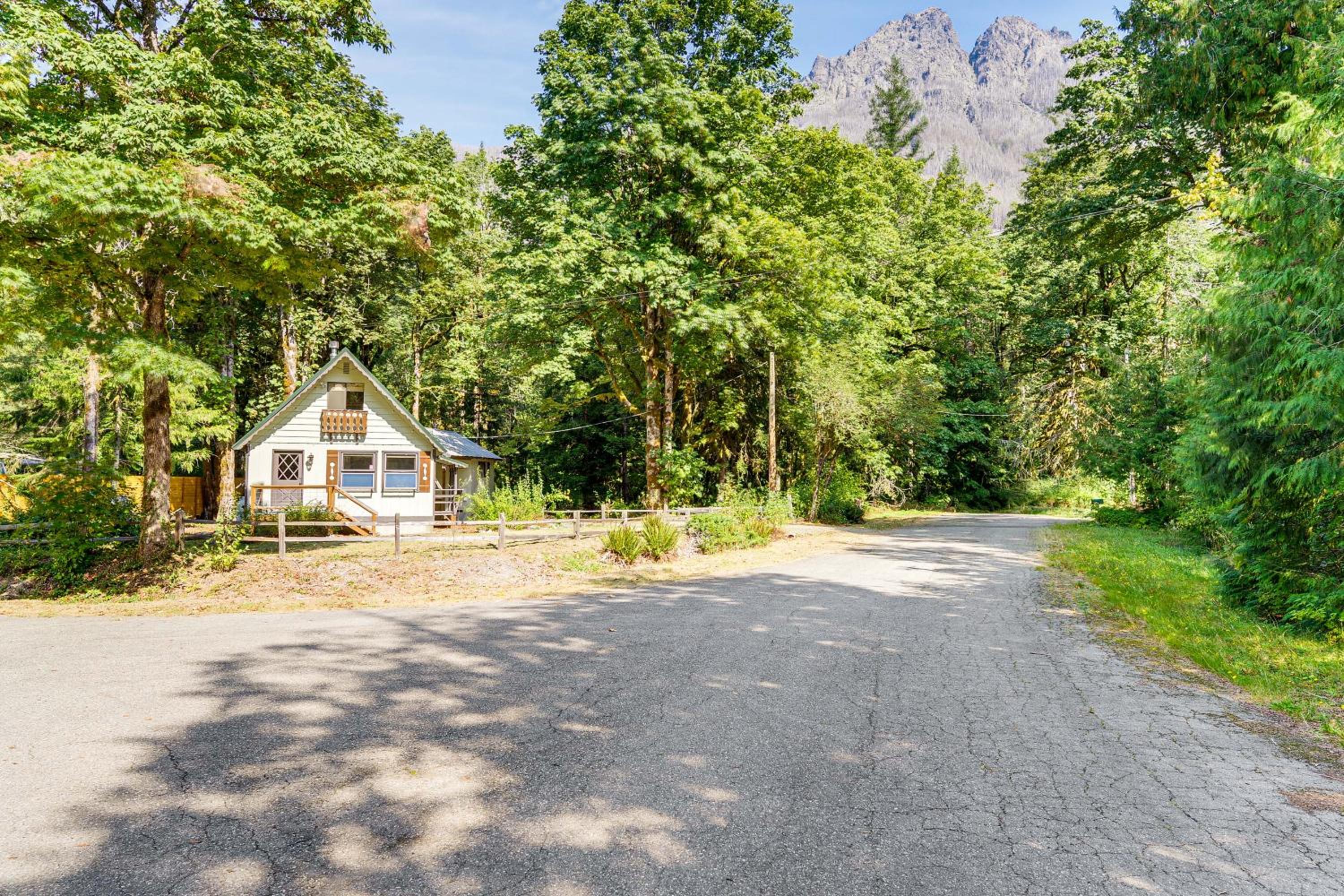 Walk to Skykomish River Wooded Escape with Fire Pit