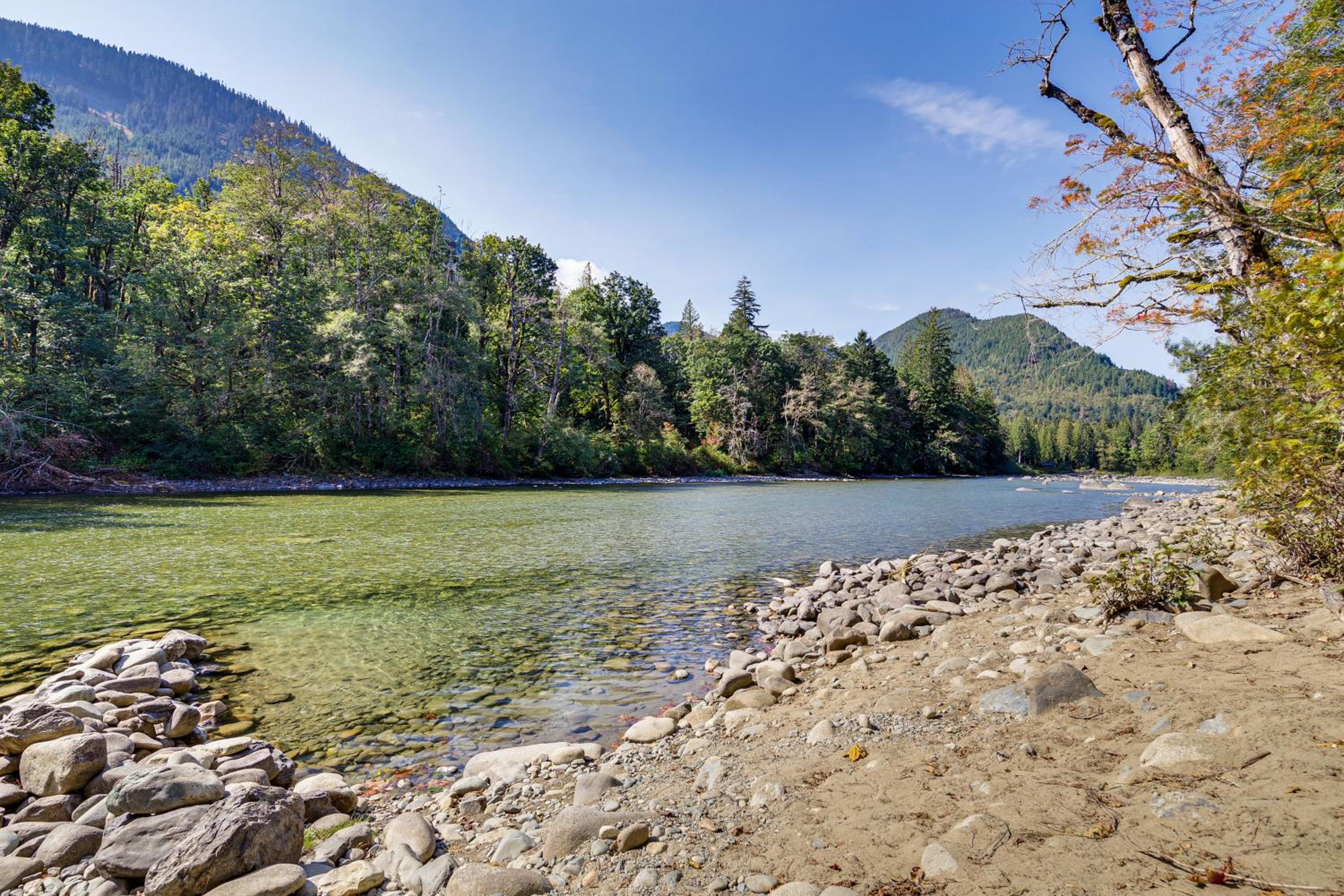 Walk to Skykomish River Wooded Escape with Fire Pit