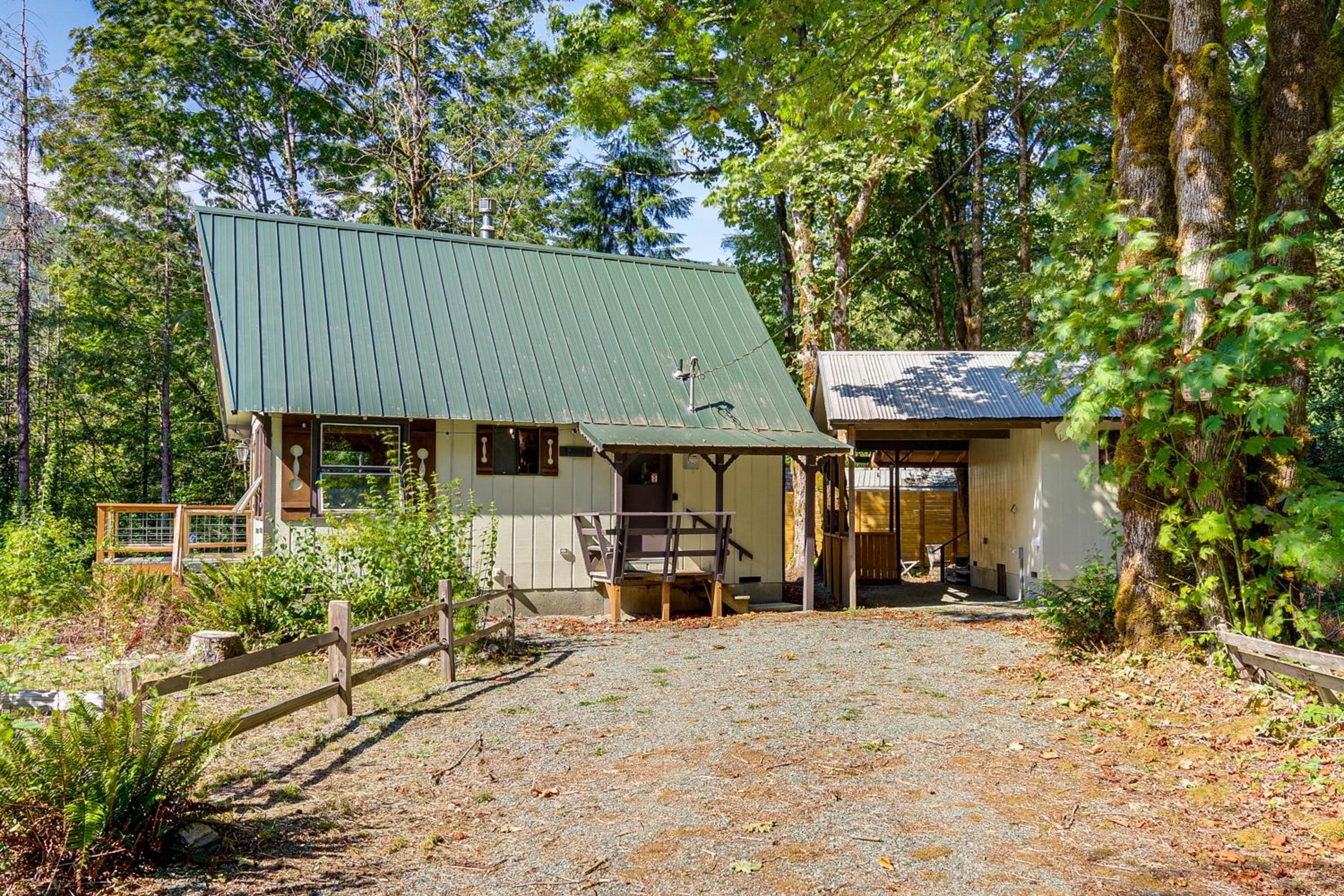 Walk to Skykomish River Wooded Escape with Fire Pit