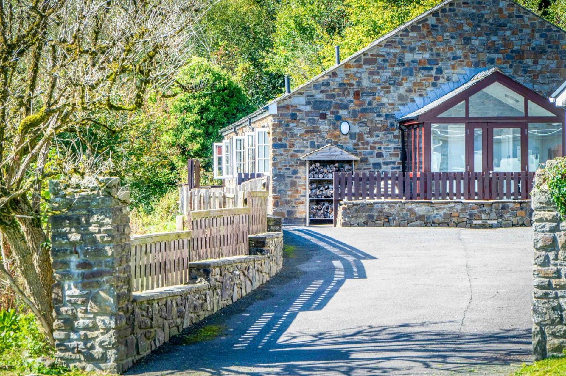 The Barn - 4 Bedroom - Tyn-Y-Coed Farm - Cardiff