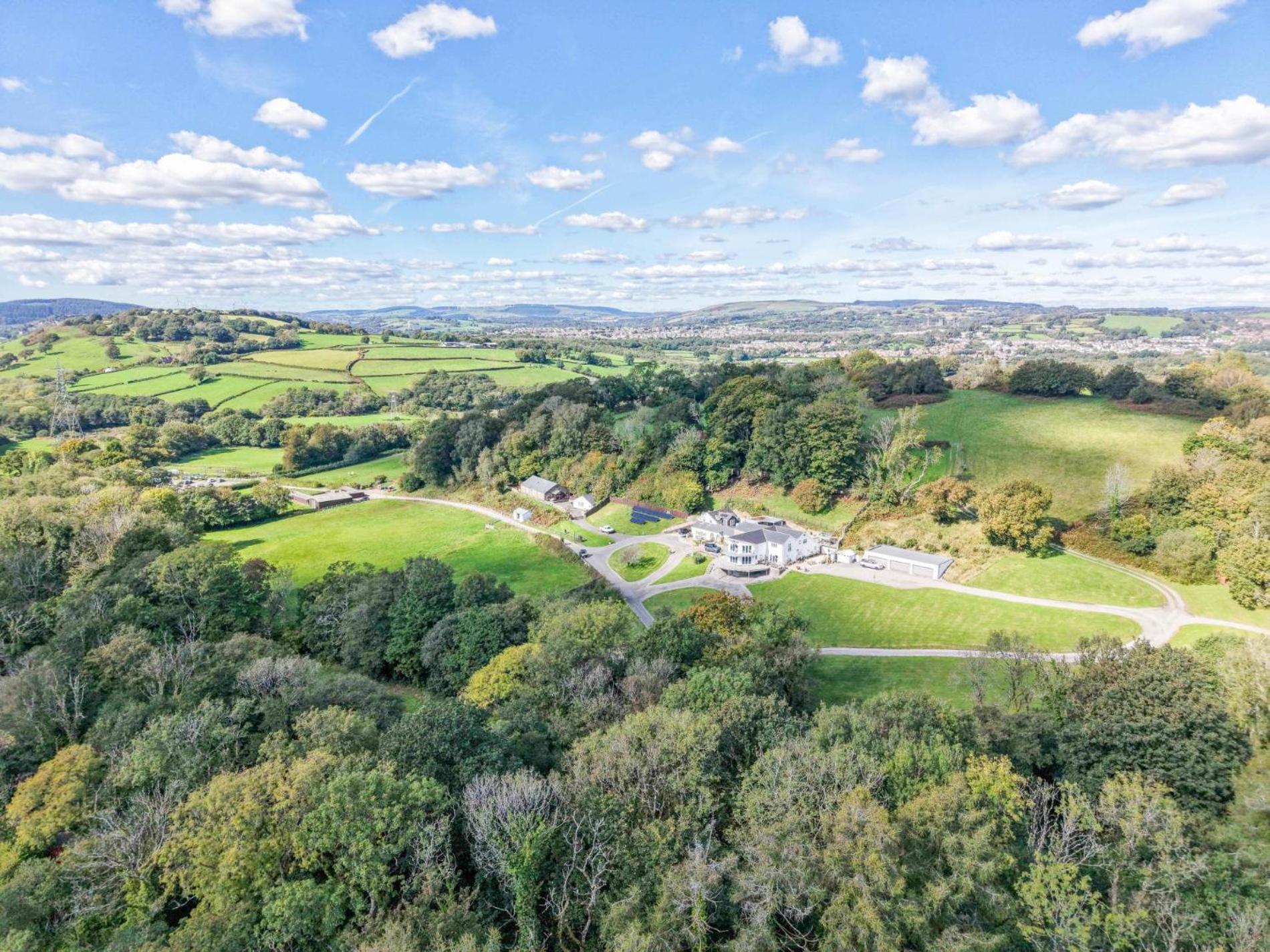 The Barn - 4 Bedroom - Tyn-Y-Coed Farm - Cardiff