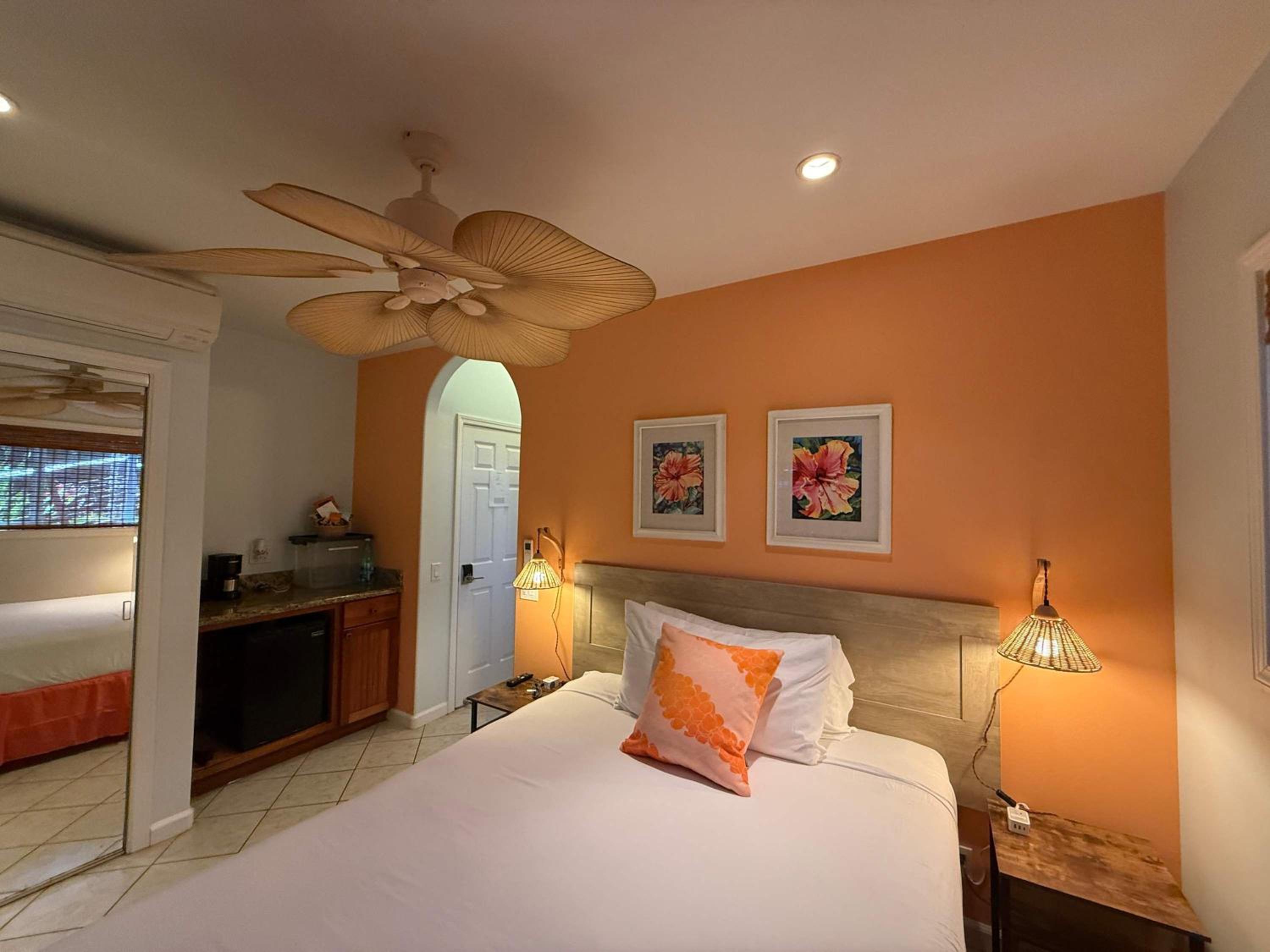 Maui B&B - 3 Ensuite Rooms - Steps from Beach w AC