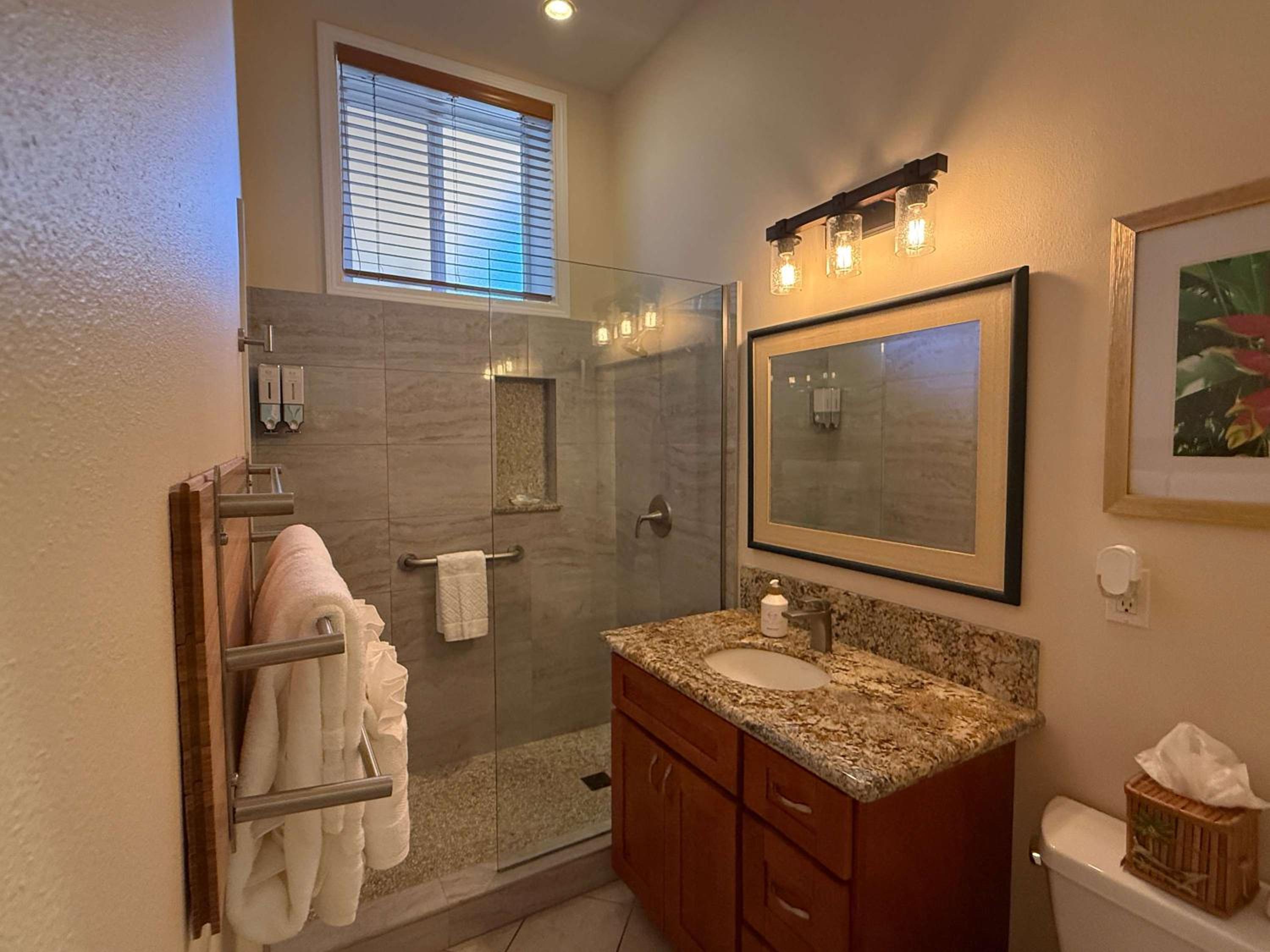 Maui B&B - 3 Ensuite Rooms - Steps from Beach w AC