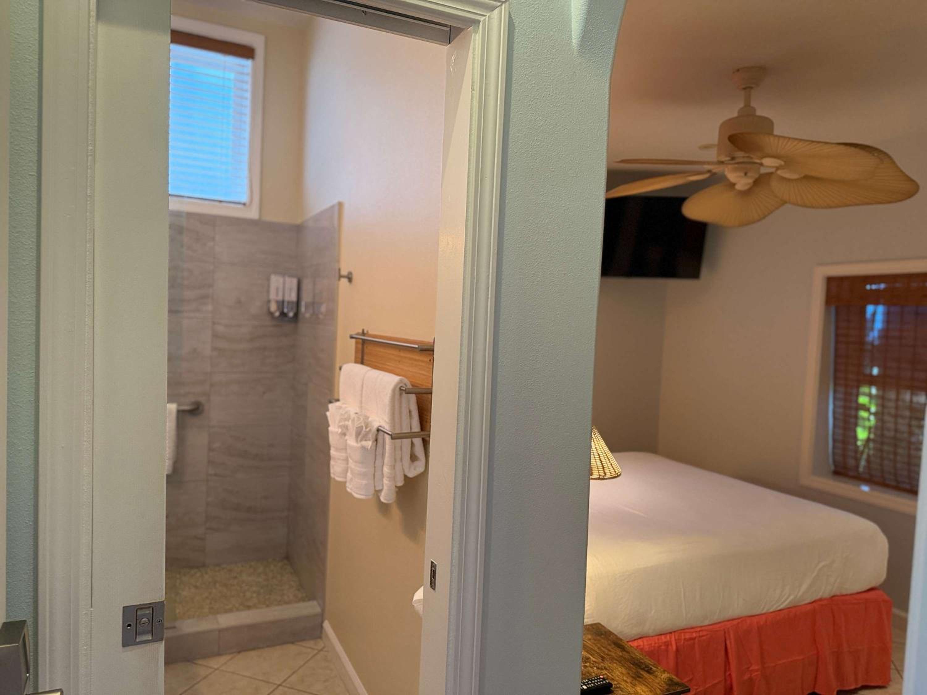 Maui B&B - 3 Ensuite Rooms - Steps from Beach w AC