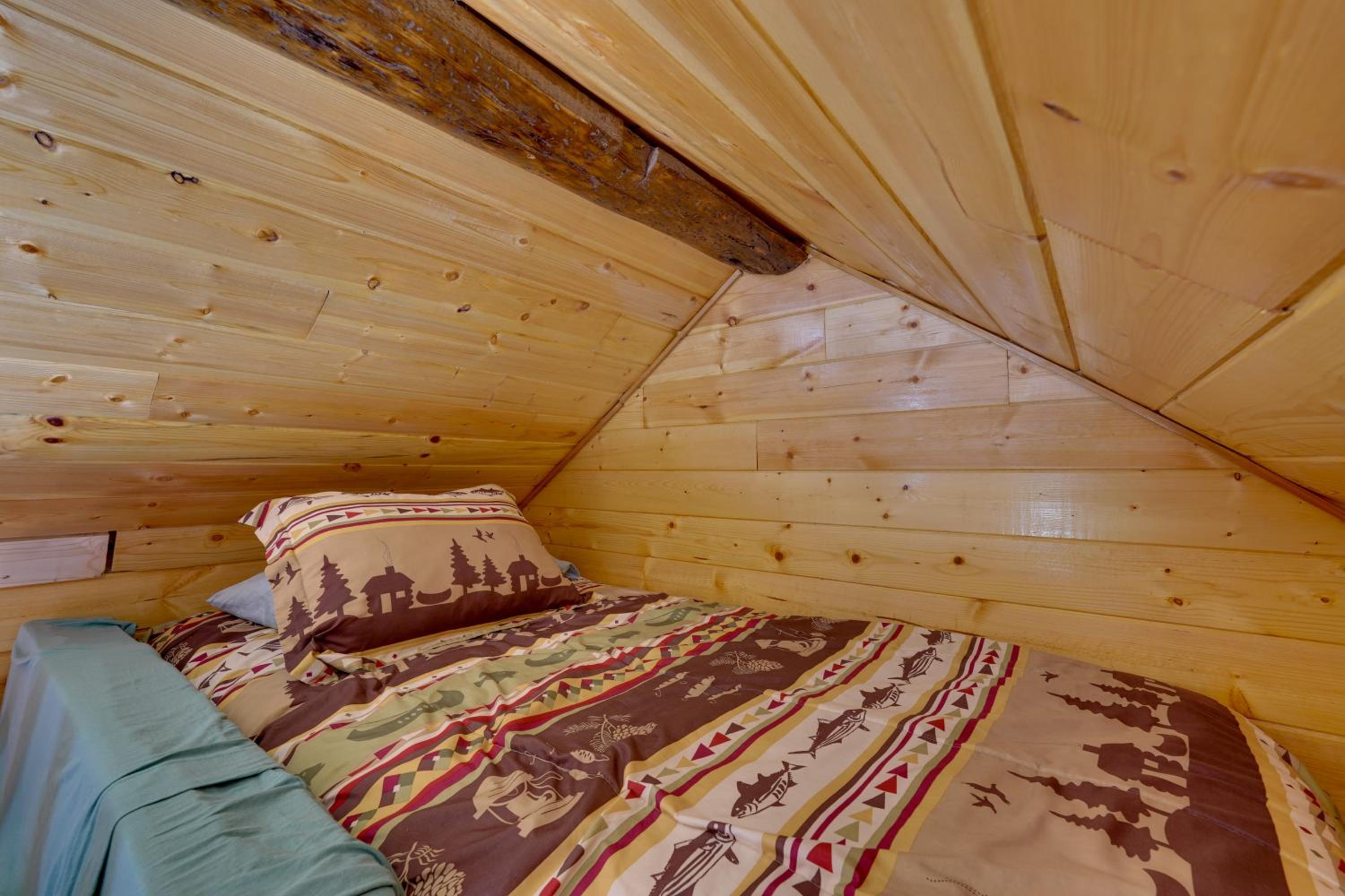 Lakefront Bliss! Ultimate Soldotna Retreat with Deck