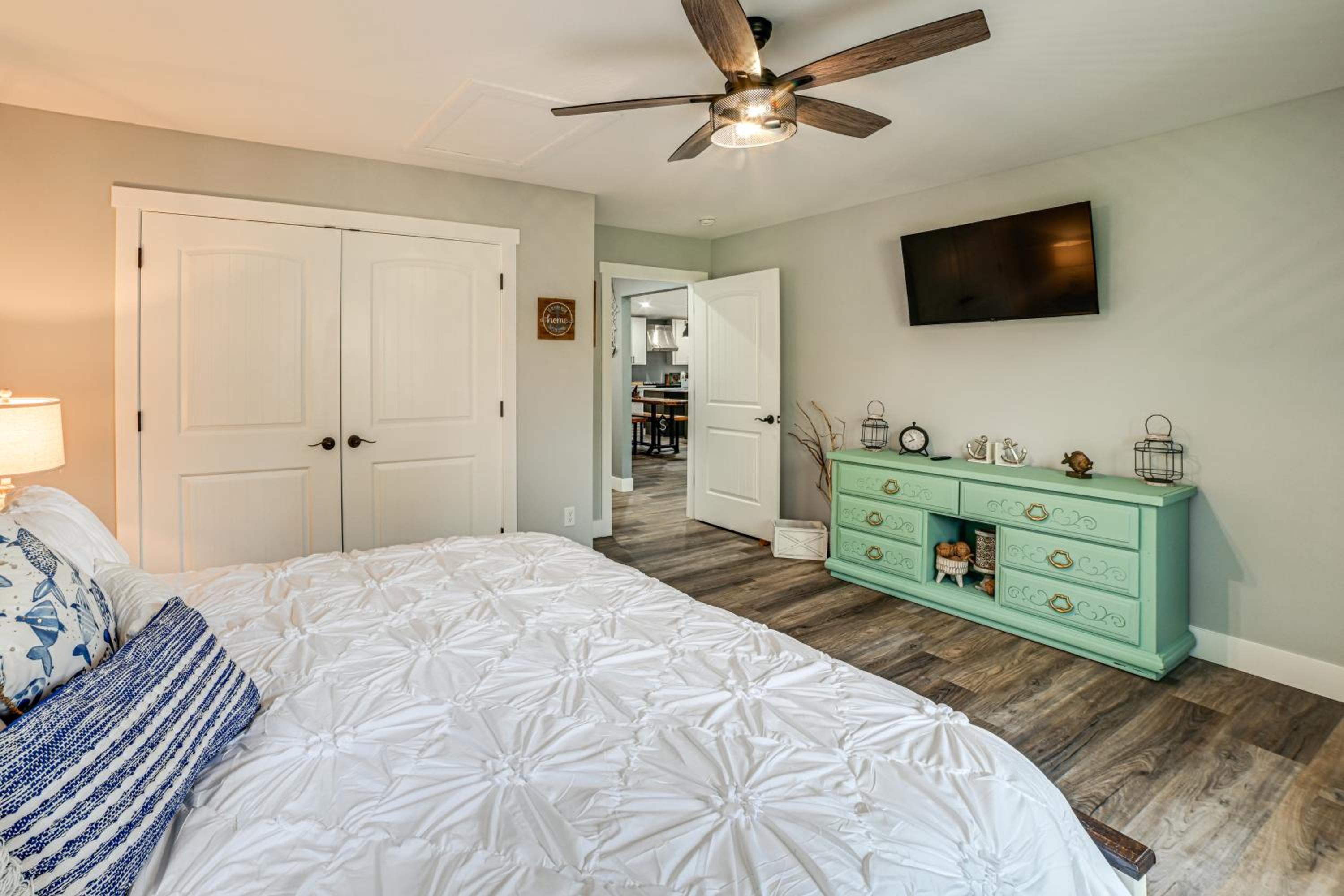 Walk to Lake Barkley! Family Home with Outdoor Oasis