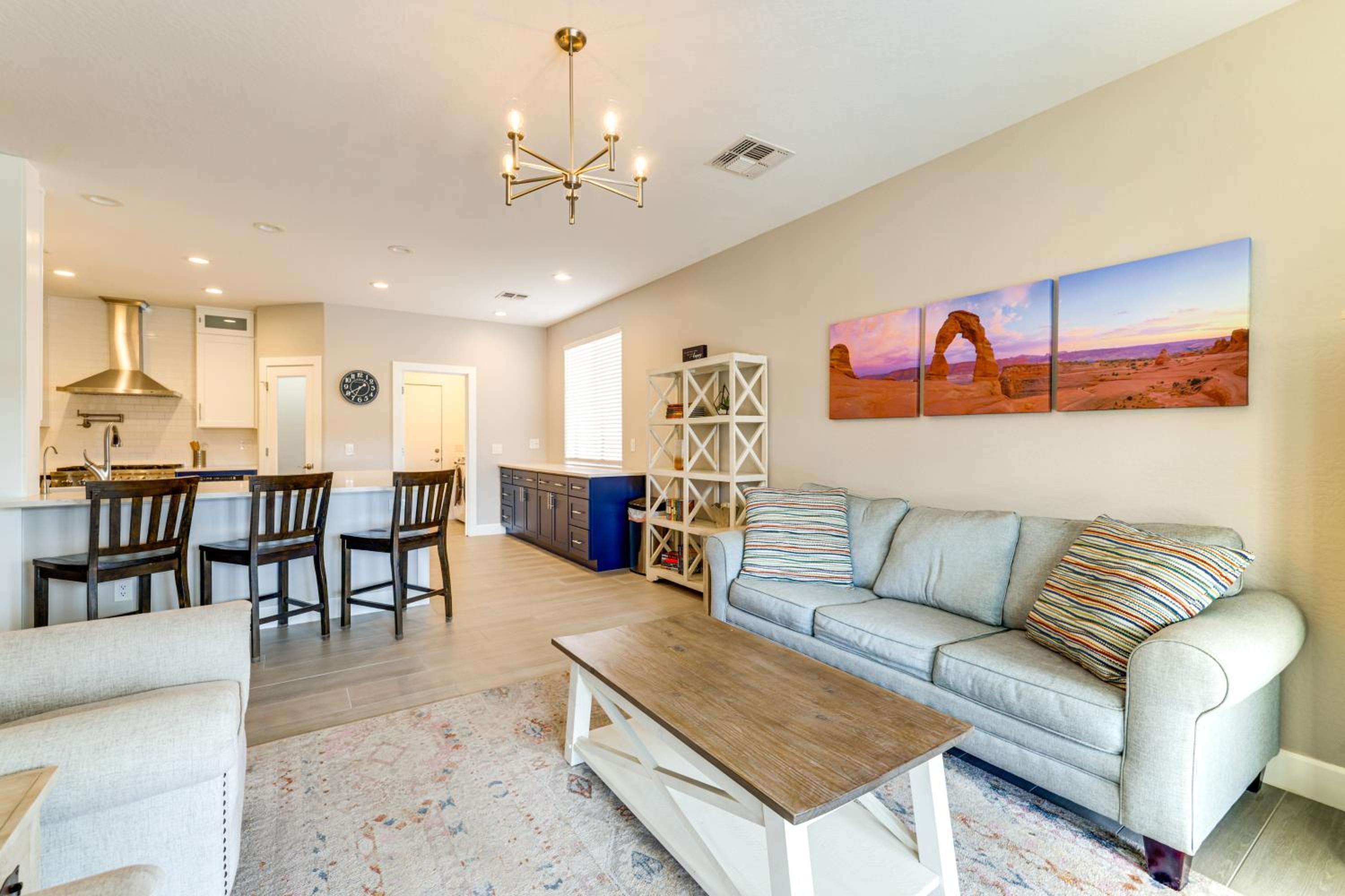 Putting Green, Pool Table! West Valley Family Home