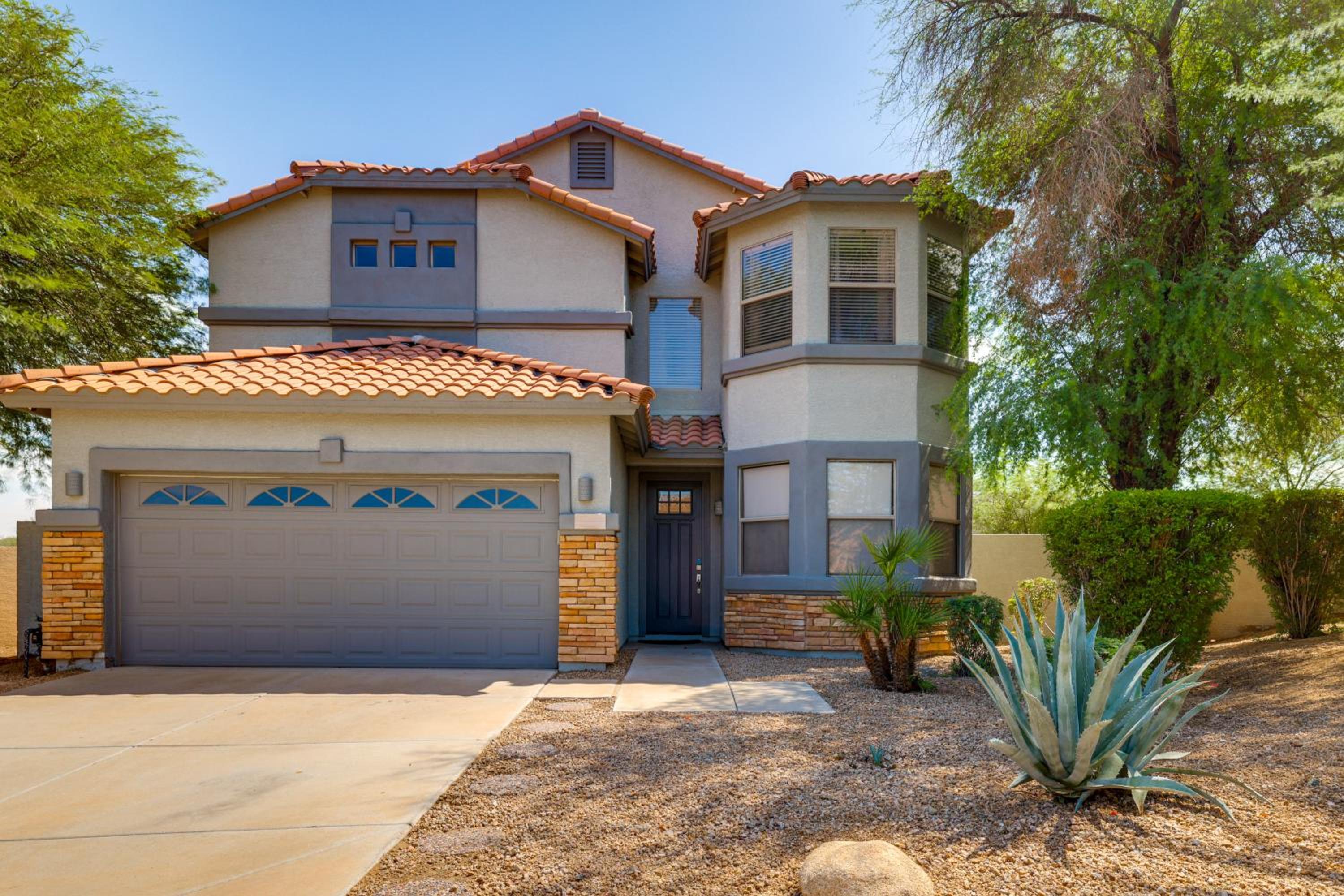 Putting Green, Pool Table! West Valley Family Home