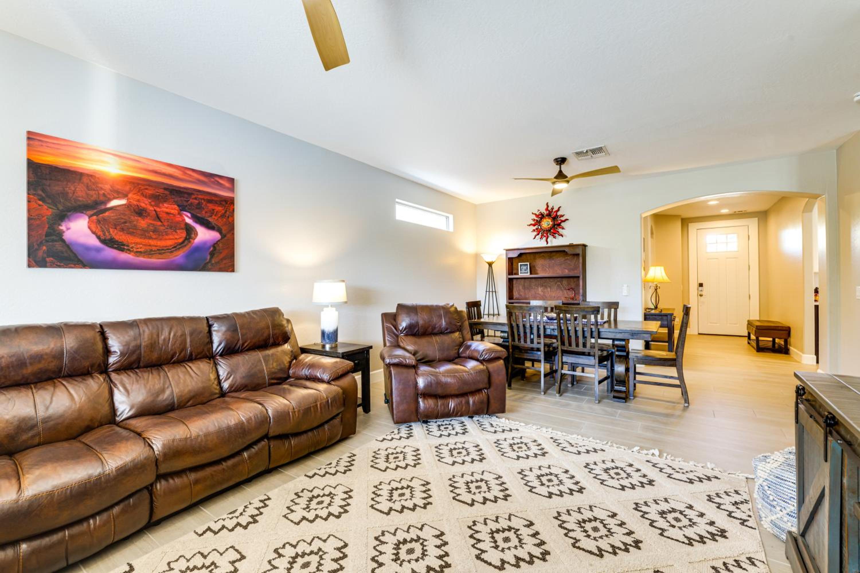 Putting Green, Pool Table! West Valley Family Home