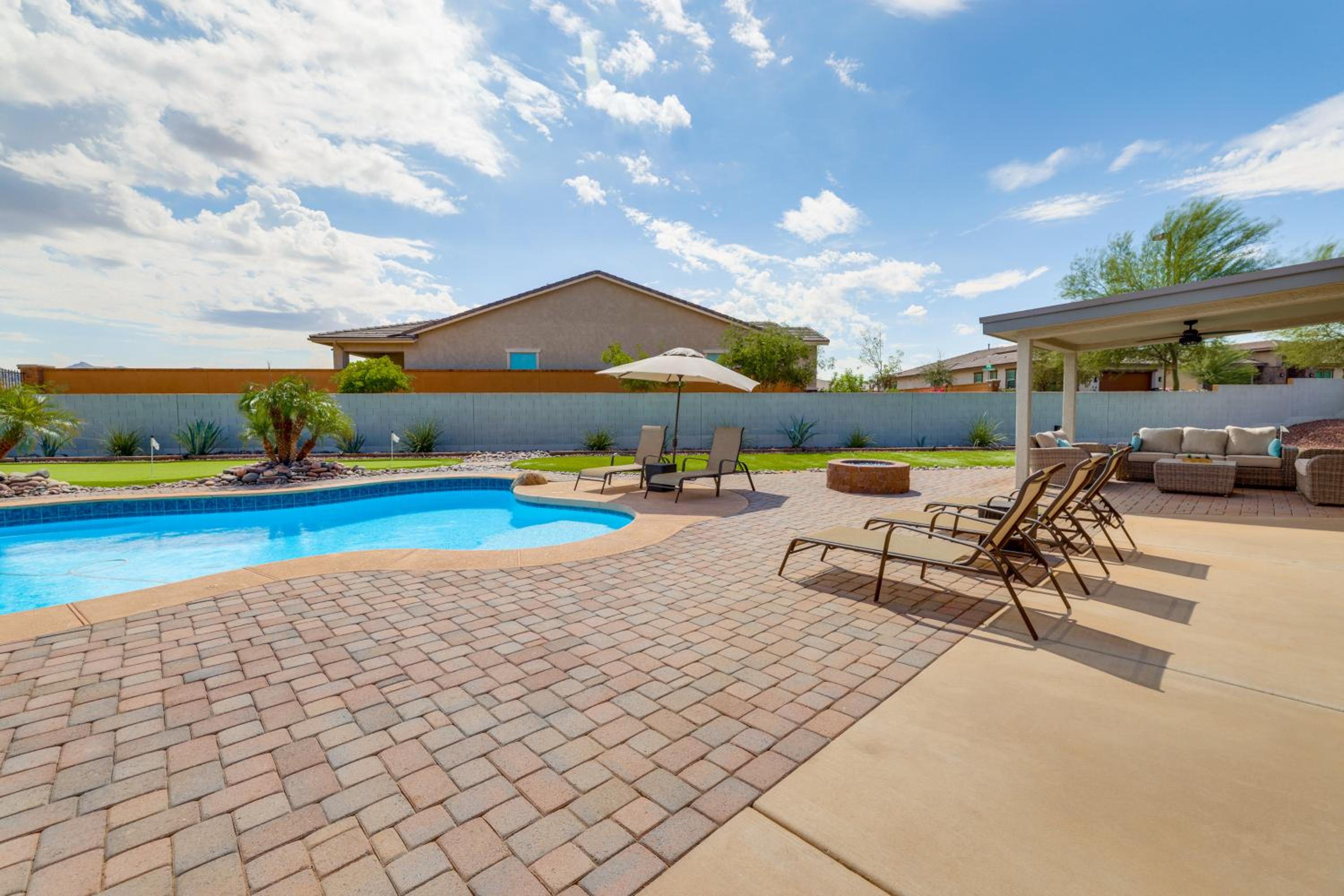 Putting Green, Pool Table! West Valley Family Home